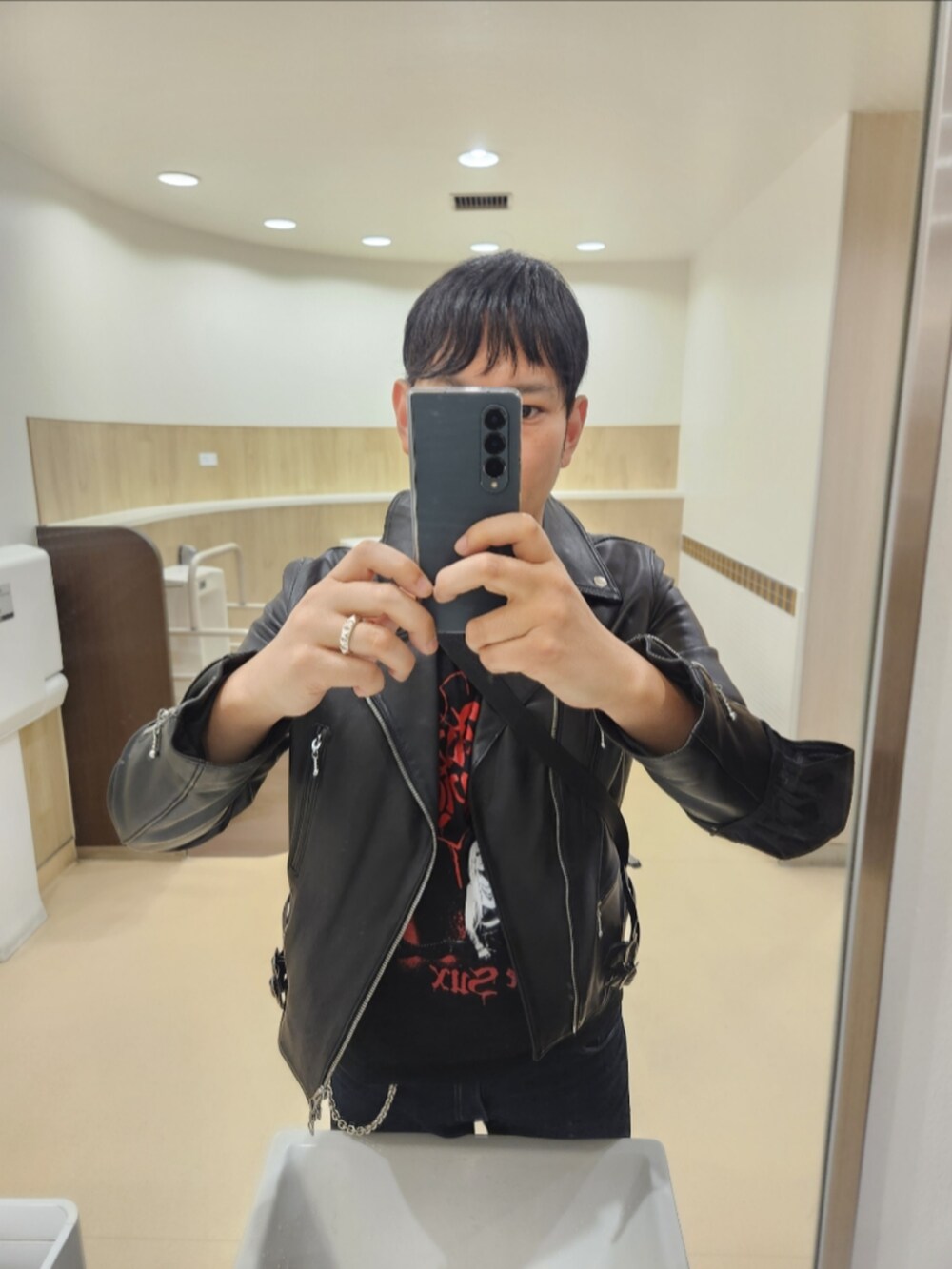 「アーバンリサーチロッソ、アヴリル・ラヴィーン、リーバイスMade&Crafted、Y-3、初夏コーデ、ダブルライダース、Love Sux バルーンTシャツ、511MADE IN JAPAN、FYW S-97、ピック型ネックレス、ウォレットチェーン、パンキッシュ、春めき満開コーデ」|「URBAN RESEARCH ROSSOのアイテム(ライダースジャケット、ブラック系)」を使った、akkunn_akkunnさん(メンズ・180cm)の春コーディネートの2枚目の写真