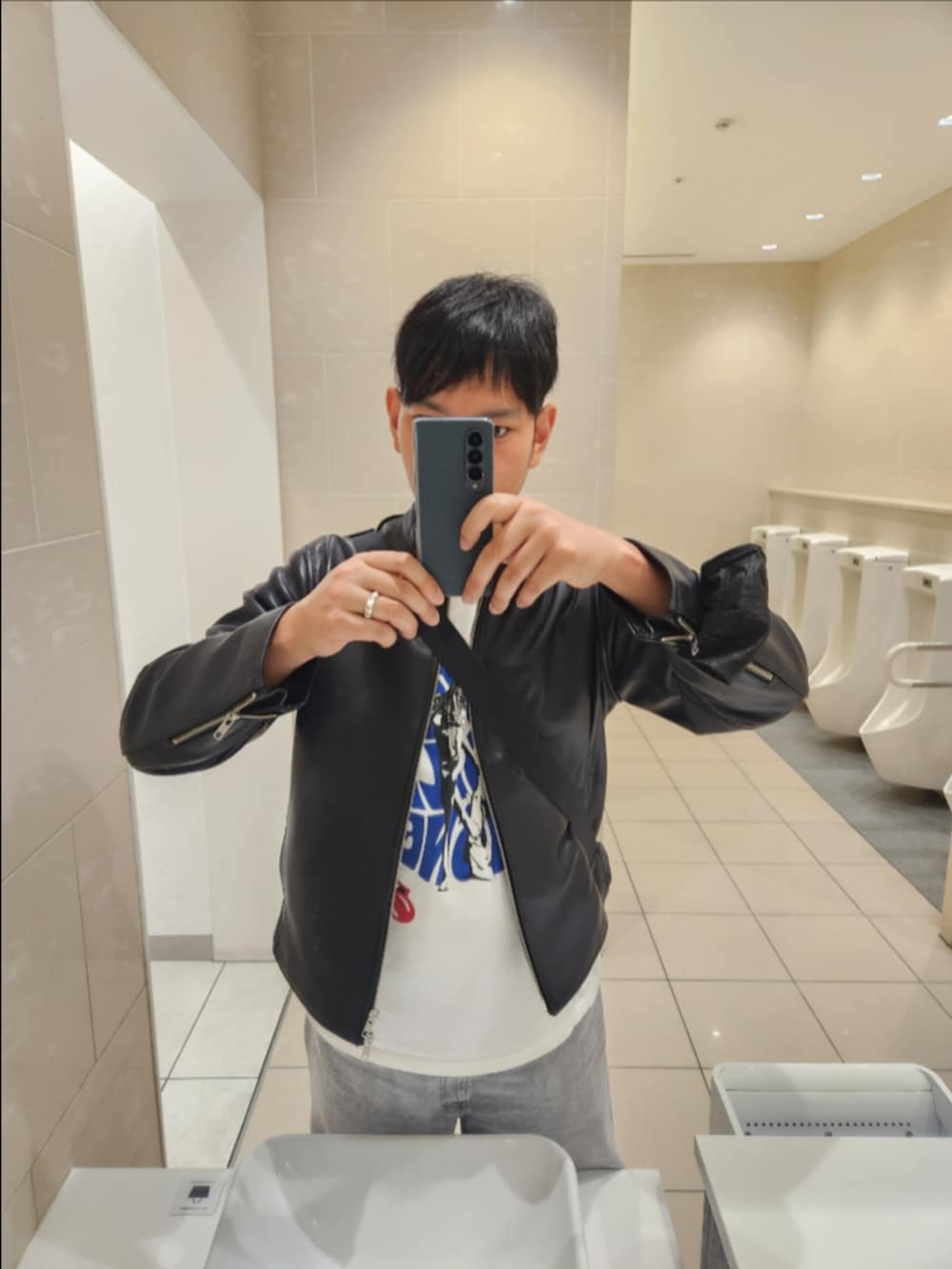 「SHIPS、ヒステリックグラマー、GU、コンバース、初秋コーデ、ラムレザーシングルライダース、STONES WOMAN Tシャツ、バレルレッグジーンズ、TREKWAVE CS HI、ロックテイスト、なんばパークス、稲井サン、ayk」｜「SHIPSのSHIPS: ラムレザー シングル ライダース ジャケット（ライダースジャケット、ブラック系）」を使った、akkunn_akkunnさん（メンズ・180cm）の秋コーディネートの3枚目の写真