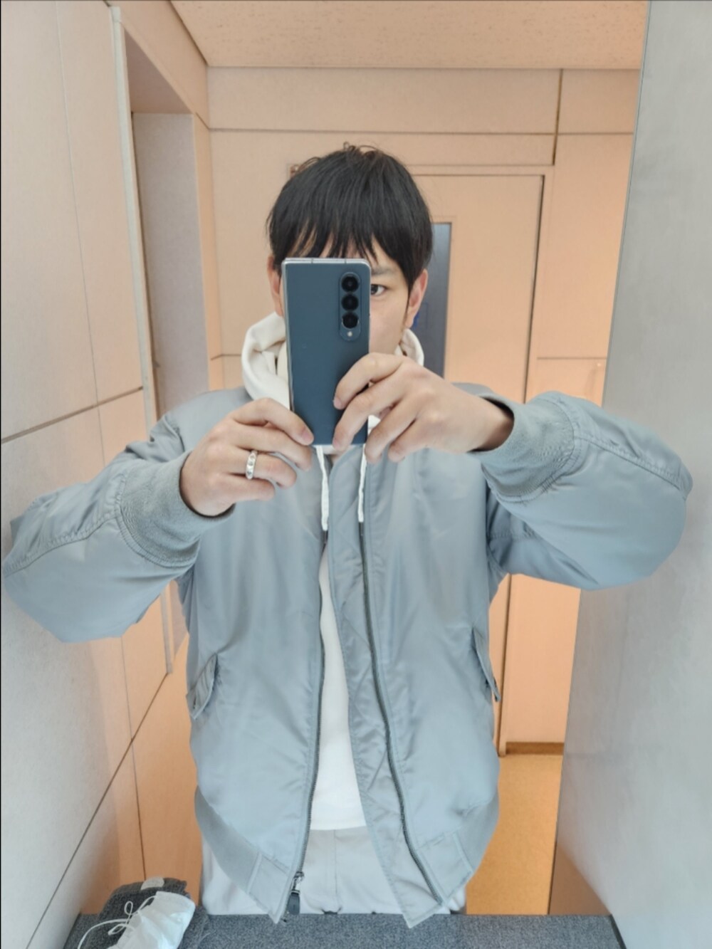 「GU、ユニクロ、WYM、冬コーデ、ヒートパデッドMA-1ブルゾン、スウェットプルパーカー、TRACK WIDE EASY LOOSE PANTS、リアルレザースニーカー、教祖様、オールホワイト？」｜「GUのアイテム（MA-1、シルバー系）」を使った、akkunn_akkunnさん（メンズ・180cm）の冬コーディネートの2枚目の写真