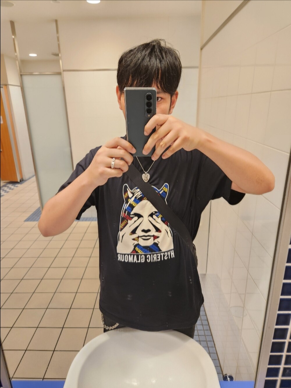 「ヒステリックグラマー、リーバイスMade&Crafted、コンバース、夏コーデ、SEE NO EVIL刺繍Tシャツ、511BLACK RINSE、ピック型ネックレス、ウォレットチェーン、ロックテイスト、刺繍、新作」｜「HYSTERIC GLAMOURのSEE NO EVIL刺繍 Tシャツ（Tシャツ/カットソー、ブラック系）」を使った、akkunn_akkunnさん（メンズ・180cm）の秋コーディネートの2枚目の写真