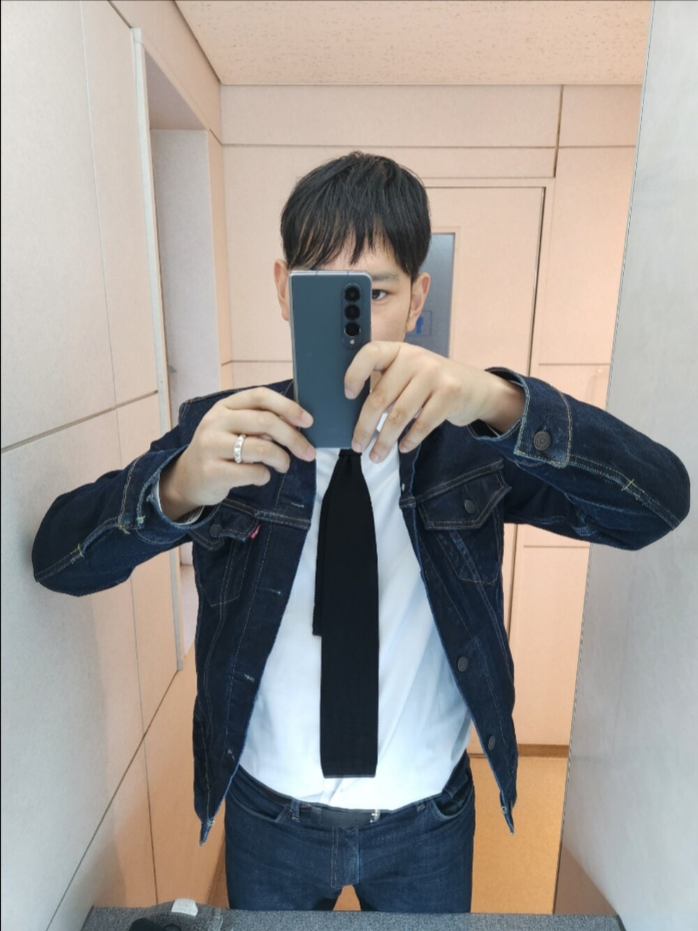 「リーバイス、シャツハウス、リーバイスMade&Crafted、GU、秋コーデ、Gジャン、シャツ、古着、511MADE IN JAPAN、リアルレザースニーカー、お父さんのニットタイ、デニムonデニム、タイドアップ」｜「Levi'sのアイテム（デニムジャケット、ブルー系）」を使った、akkunn_akkunnさん（メンズ・180cm）の秋コーディネートの2枚目の写真
