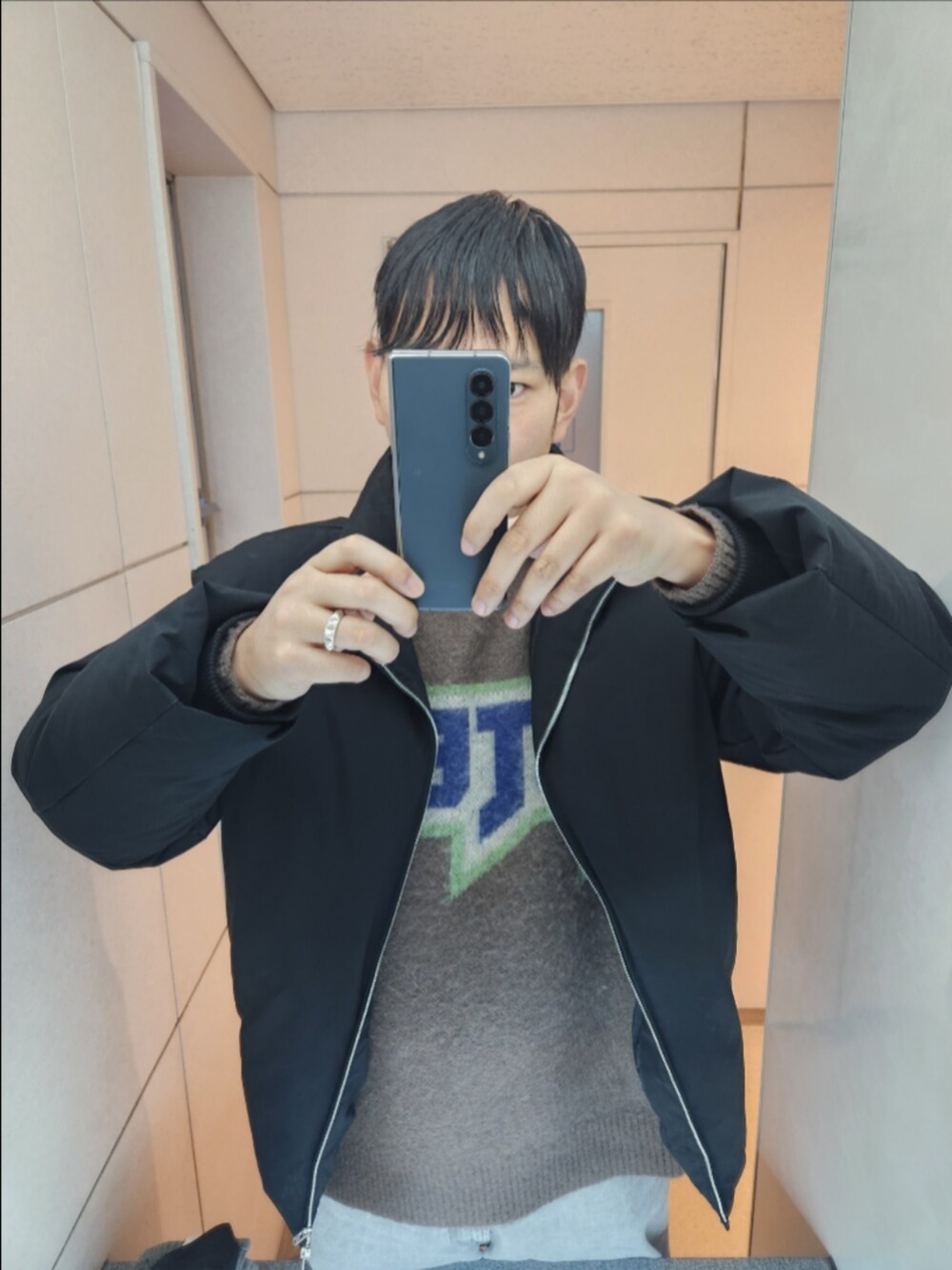 「WYM、ヒステリックグラマー、GU、コンバース、冬コーデ、HEAT FIBER PADDED JACKET、MAIDEN LOGOジャガードセーター、バレルレッグジーンズ、TREKWAVE CS HI、今年買った、セーター、立体裁断、ブラウン」｜「WYM LIDNMのMETAL ZIP MINIMAL HEAT FIBER DOWN（ダウンジャケット/コート、ブラック系）」を使った、akkunn_akkunnさん（メンズ・180cm）の冬コーディネートの2枚目の写真