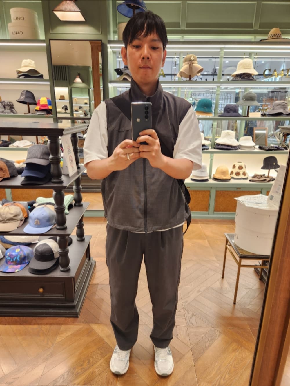 「フリークスストア、ユニクロ、アシックス、夏コーデ、LINEN LIKE VEST、エアリズムコットンオーバーサイズTシャツ(５分袖)、LINEN LIKE EASY PT、ゲルカヤノ14、セットアップ、心斎橋PARCO、GLAY」｜「FREAK'S STOREの速乾素材 リラックスフィット リネンライク ジップベスト リネン風 ホームケア（ベスト、グレー系）」を使った、akkunn_akkunnさん（メンズ・180cm）の夏コーディネートの4枚目の写真