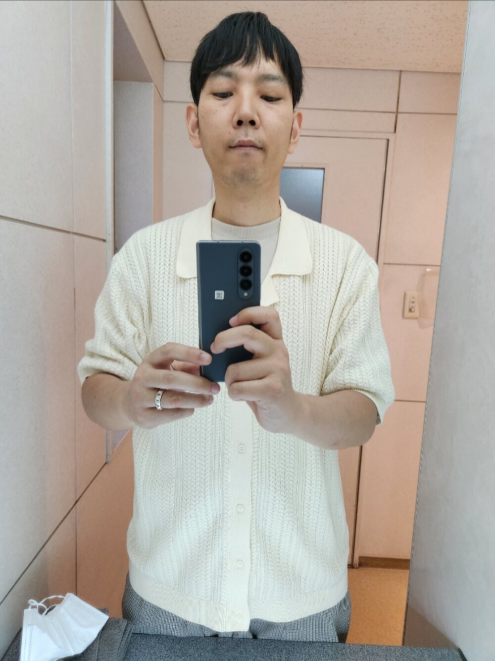「nano・universe、ユニクロ、GU、夏コーデ、HOME STOCKケーブルニットシャツ、エアリズムコットンオーバーサイズTシャツ(５分袖)、ツータックバギースラックス、リアルレザースニーカー、新作」｜「NANO universeの「NJ/CLUB」HOMESTOCKケーブルニットシャツ（シャツ/ブラウス、ベージュ系）」を使った、akkunn_akkunnさん（メンズ・180cm）の春コーディネートの3枚目の写真