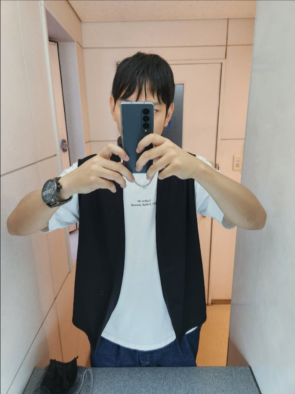 「BEAMS HEART、GU、コンバース、WYM、ジレコーデ、ネッククーラー、初秋コーデ、デニムバギースラックス」｜「BEAMS HEARTのアイテム（アンサンブル、ブラック系）」を使った、akkunn_akkunnさん（メンズ・180cm）の秋コーディネートの2枚目の写真