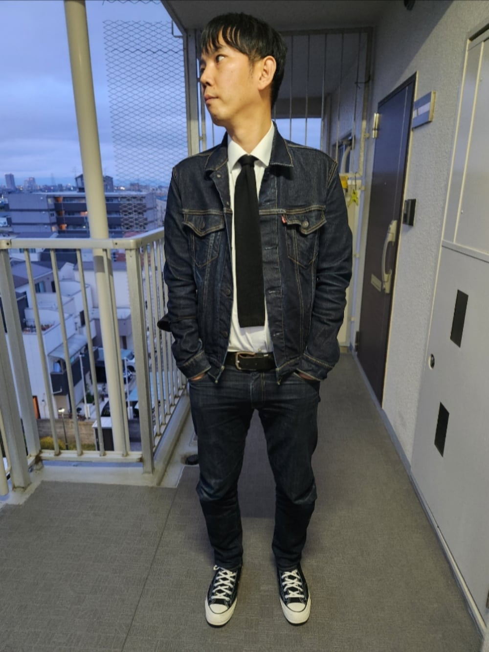 「リーバイス、シャツハウス、リーバイスMade&Crafted、コンバース、RINSE STRETCH TRUCKER、シャツ、古着、お父さんのニットタイ、511MADE IN JAPAN、CT70、デニムonデニム、シャツイン、タイドアップ、セットアップ、春めき満開コーデ」｜「Levi'sのアイテム（デニムジャケット、ブルー系）」を使った、akkunn_akkunnさん（メンズ・180cm）の春コーディネートの2枚目の写真