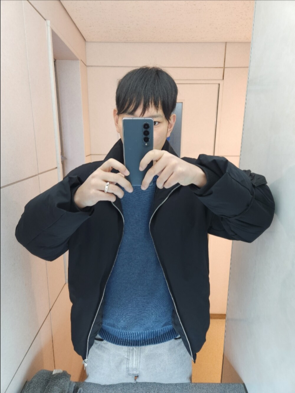 「WYM、GU、コンバース、冬コーデ、HEAT FIBER PADDED JACKET、ガーメントダイニットプルオーバー、バレルレッグジーンズ、TREKWAVE CS HI、真冬のあったかスタイル」｜「WYM LIDNMのMETAL ZIP MINIMAL HEAT FIBER DOWN（ダウンジャケット/コート、ブラック系）」を使った、akkunn_akkunnさん（メンズ・180cm）の冬コーディネートの2枚目の写真