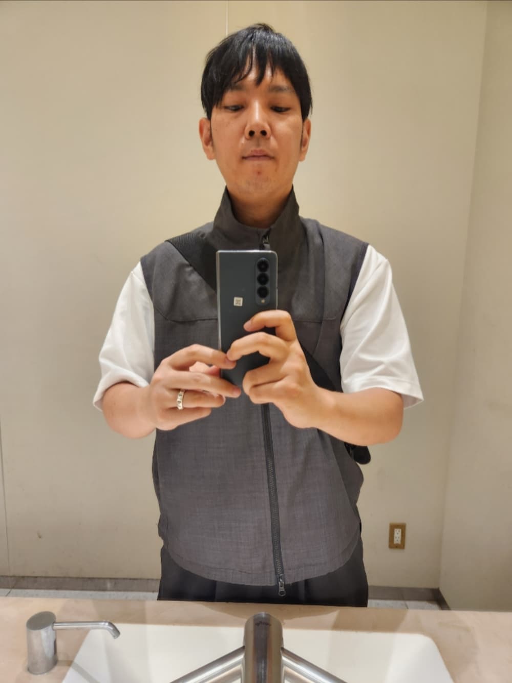 「フリークスストア、ユニクロ、アシックス、夏コーデ、LINEN LIKE VEST、エアリズムコットンオーバーサイズTシャツ(５分袖)、LINEN LIKE EASY PT、ゲルカヤノ14、セットアップ、心斎橋PARCO、GLAY」｜「FREAK'S STOREの速乾素材 リラックスフィット リネンライク ジップベスト リネン風 ホームケア（ベスト、グレー系）」を使った、akkunn_akkunnさん（メンズ・180cm）の夏コーディネートの3枚目の写真