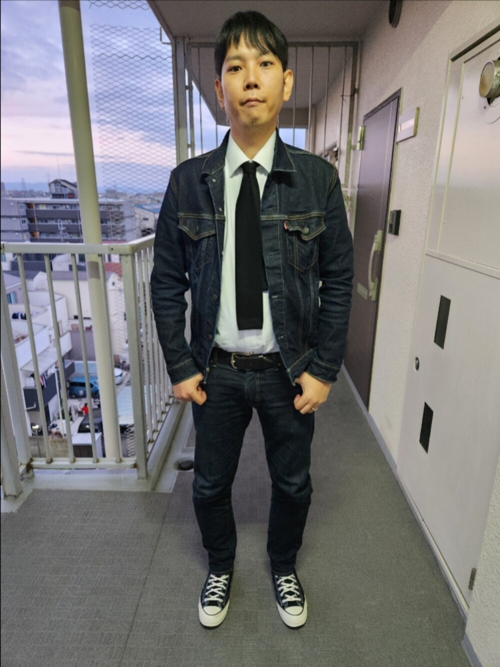 「リーバイス、シャツハウス、リーバイスMade&Crafted、コンバース、秋コーデ、Gジャン、シャツ、お父さんのニットタイ、511MADE IN JAPAN、CT70、デニムonデニム、タイドアップ、最近の気分」｜「Levi'sのアイテム（デニムジャケット、ブルー系）」を使った、akkunn_akkunnさん（メンズ・180cm）の秋コーディネートの3枚目の写真