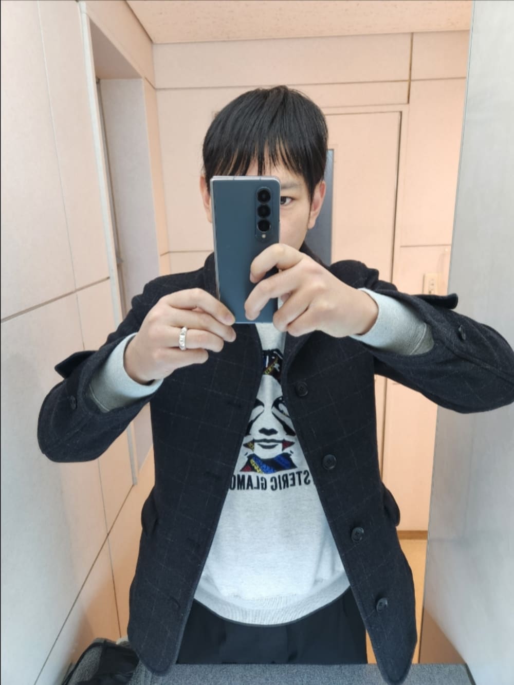 「SHIPS、ヒステリックグラマー、ユニクロ、コンバース、冬コーデ、シングルPコート、SEE NO EVIL刺繍スウェット、タックワイドパンツ、CX-PRO SK SIDEGORE HI、ウール、古着、真冬のあったかスタイル」｜「SHIPSのアイテム（ピーコート、グレー系）」を使った、akkunn_akkunnさん（メンズ・180cm）の冬コーディネートの2枚目の写真