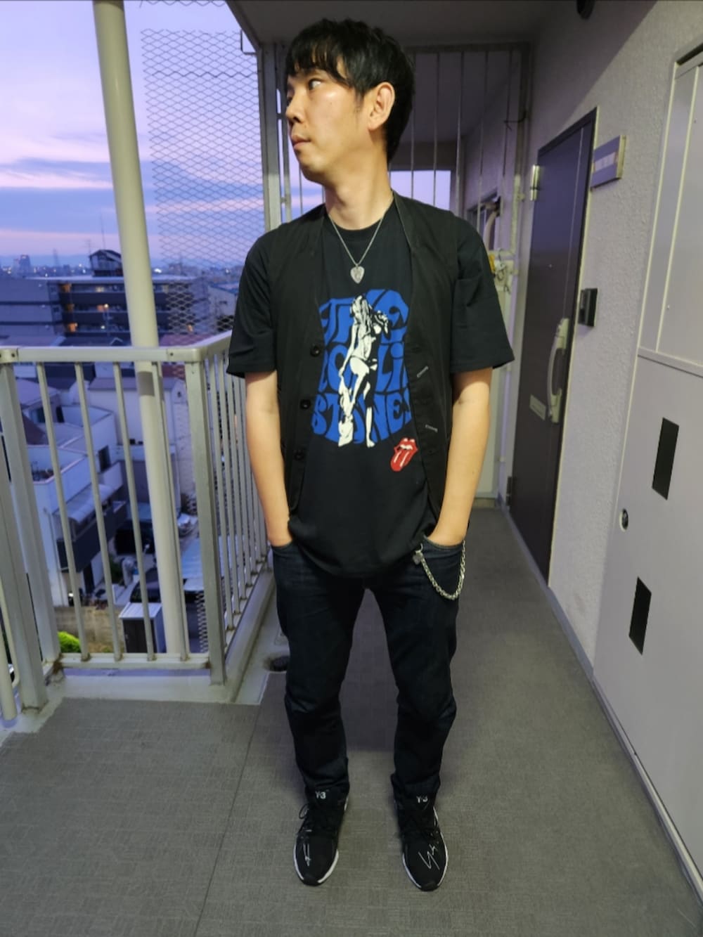 「マリテフランソワジルボー、ヒステリックグラマー、リーバイスMade&Crafted、Y-3、夏コーデ、ジレ、STONES WOMAN Tシャツ、511MADE IN JAPAN、FYW S-97、ピック型ネックレス、ウォレットチェーン、ロックテイスト、ローリングストーンズ、ずっと！」｜「MARITHE + FRANCOIS GIRBAUDのアイテム（ベスト、ブラック系）」を使った、akkunn_akkunnさん（メンズ・180cm）の春コーディネートの2枚目の写真