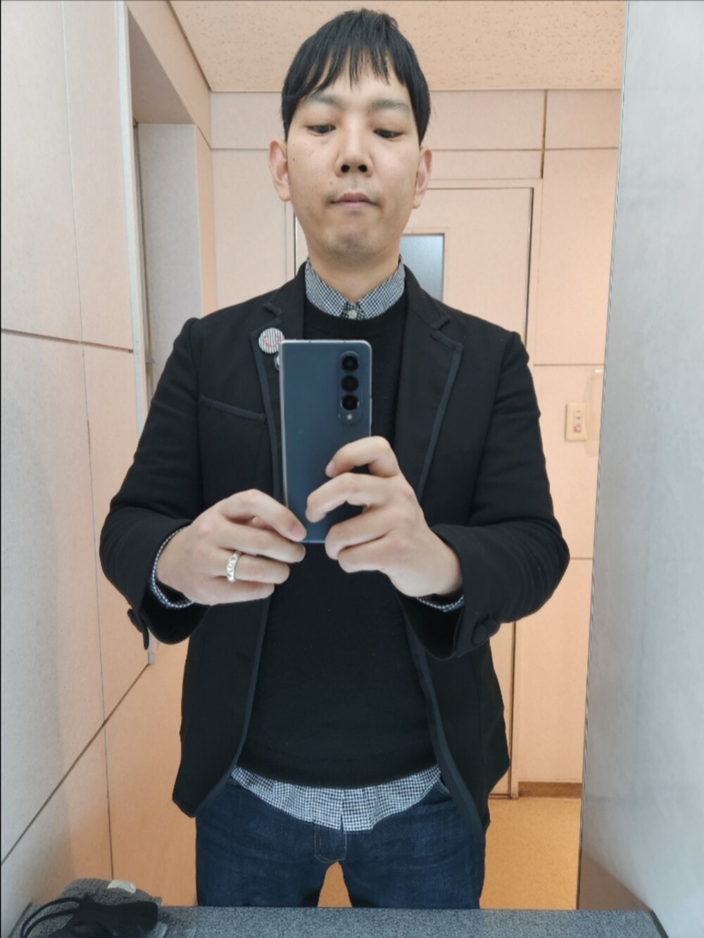 「BEAMSのアイテム（テーラードジャケット、ブラック系）」を使った、akkunn_akkunnさん（メンズ・180cm）の春コーディネートの3枚目の写真