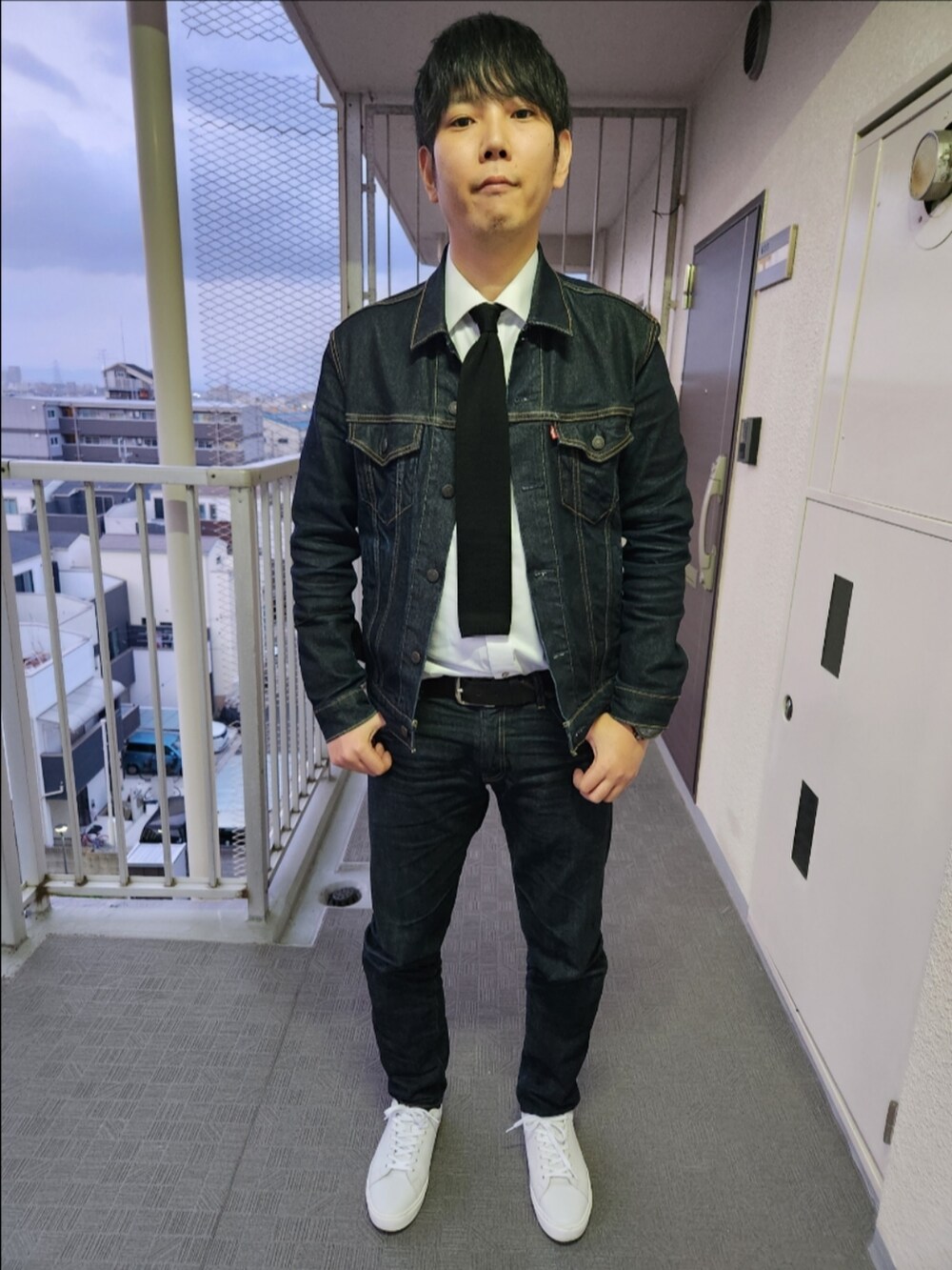 「リーバイス、シャツハウス、古着、お父さんのお下がり、ディーゼル、リーバイスMade&Crafted、GU、春コーデ、Gジャン、ニットタイ、デニムonデニム、タックイン、タイドアップ」｜「Levi'sのアイテム（デニムジャケット、ブルー系）」を使った、akkunn_akkunnさん（メンズ・180cm）の春コーディネートの3枚目の写真