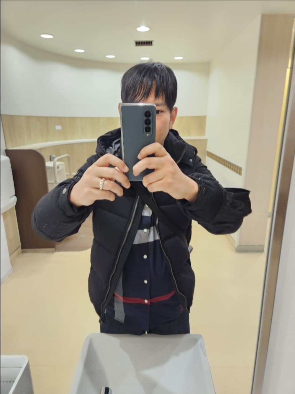 「タトラス、バーバリー、リーバイス、Y-3、冬コーデ、KRAZウールダウン、ストレッチコットンポプリンシャツ、511リジット、FYW S-97、SHIPS別注、ダウン、久々に着てお出かけ」｜「TATRASのアイテム（ダウンジャケット/コート、ブラック系）」を使った、akkunn_akkunnさん（メンズ・180cm）の冬コーディネートの2枚目の写真
