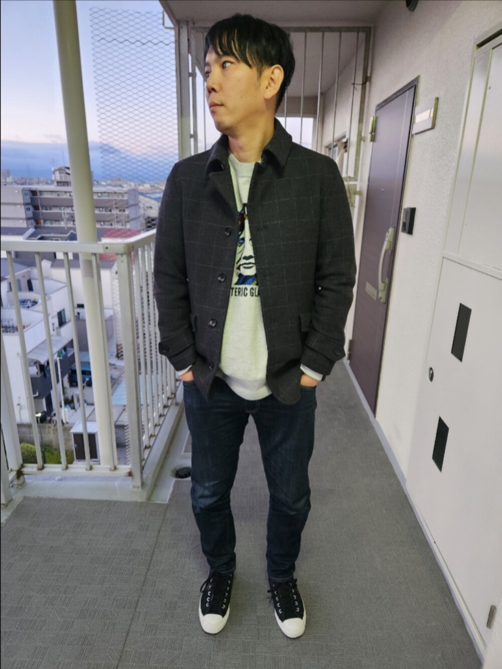 「SHIPS、ヒステリックグラマー、リーバイスMade&Crafted、コンバース、冬コーデ、シングルピーコート、SEE NO EVIL刺繍スウェット、511MADE IN JAPAN、CX-PRO SK SIDEGORE HI、結構な頻度」｜「SHIPSのアイテム（ピーコート、グレー系）」を使った、akkunn_akkunnさん（メンズ・180cm）の冬コーディネートの2枚目の写真