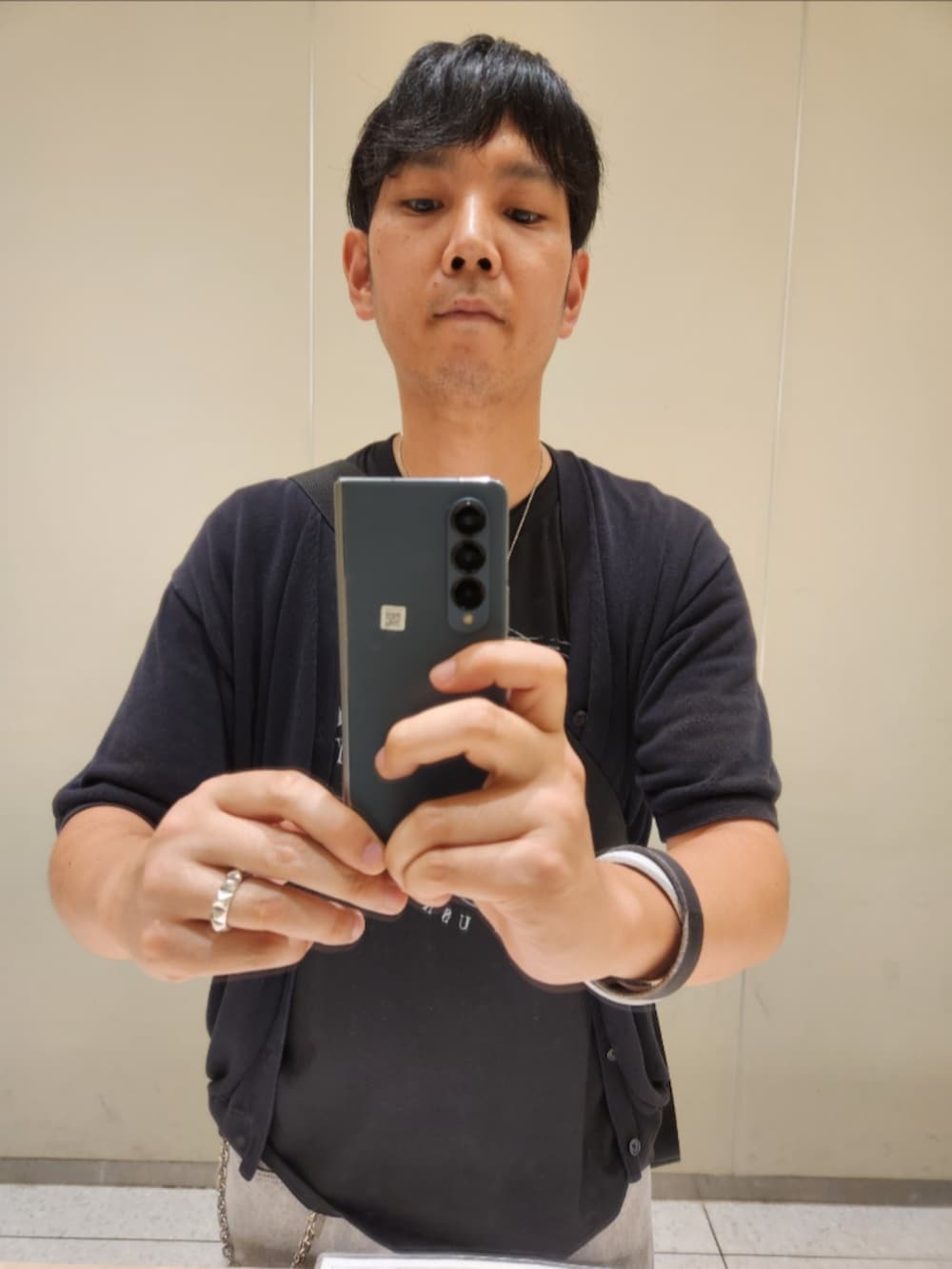 「アーバンリサーチドアーズ、ハードロックカフェ、GU、アシックス、夏コーデ、強撚5分袖カーディガン、GUITAR COMPANY T-Shirt、バレルレッグジーンズ、ゲルカヤノ14、ピック型ネックレス、ウォレットチェーン、着丈詰め完了、新作、古着」｜「URBAN RESEARCH DOORSのアイテム（カーディガン/ボレロ、ブラック系）」を使った、akkunn_akkunnさん（メンズ・180cm）の夏コーディネートの3枚目の写真