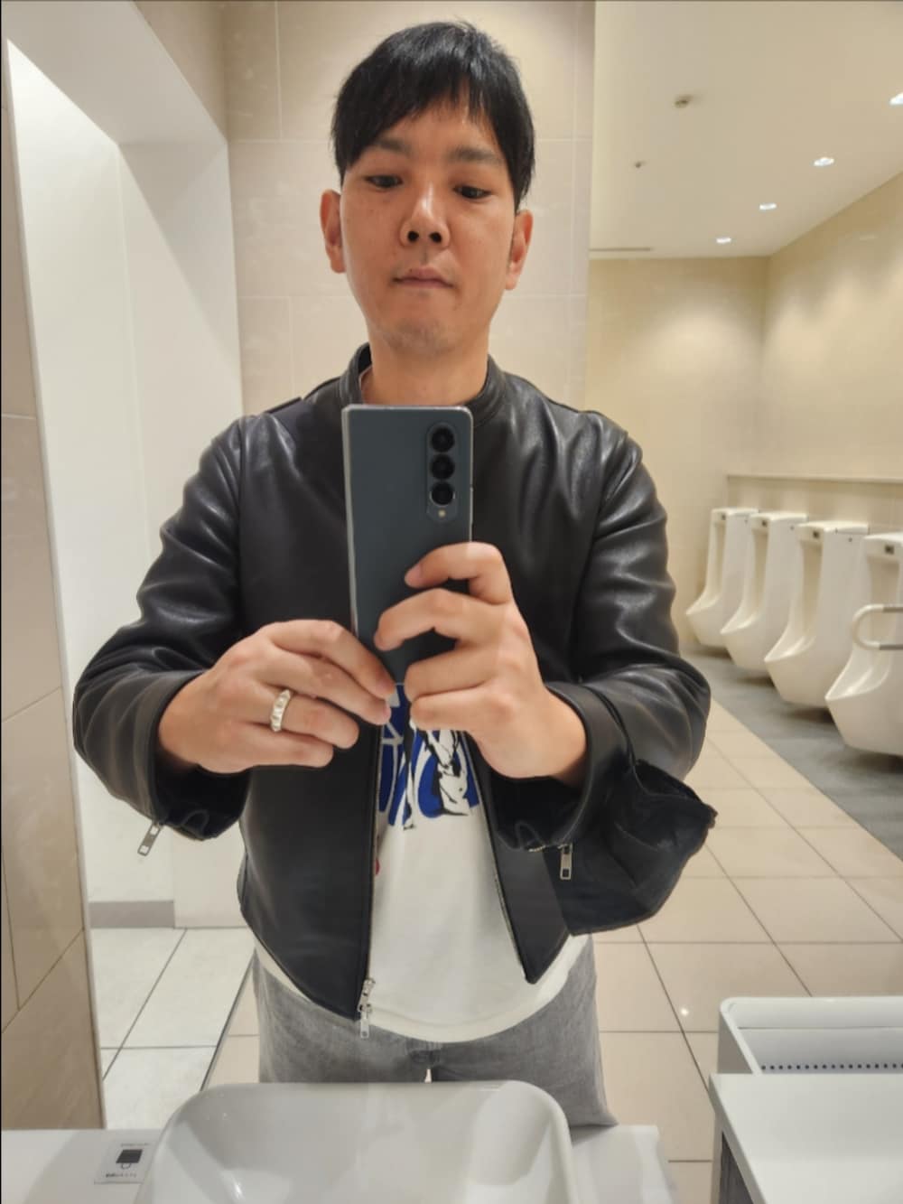 「SHIPS、ヒステリックグラマー、GU、コンバース、初秋コーデ、ラムレザーシングルライダース、STONES WOMAN Tシャツ、バレルレッグジーンズ、TREKWAVE CS HI、ロックテイスト、なんばパークス、稲井サン、ayk」｜「SHIPSのSHIPS: ラムレザー シングル ライダース ジャケット（ライダースジャケット、ブラック系）」を使った、akkunn_akkunnさん（メンズ・180cm）の秋コーディネートの4枚目の写真