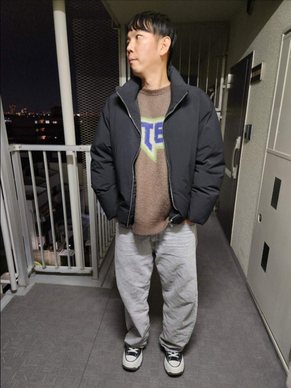 「WYM、ヒステリックグラマー、GU、コンバース、冬コーデ、HEAT FIBER PADDED JACKET、MAIDEN LOGOジャガードセーター、バレルレッグジーンズ、TREKWAVE CS HI、ブラウン、新鮮」｜「WYM LIDNMのMETAL ZIP MINIMAL HEAT FIBER DOWN（ダウンジャケット/コート、ブラック系）」を使った、akkunn_akkunnさん（メンズ・180cm）の冬コーディネートの2枚目の写真