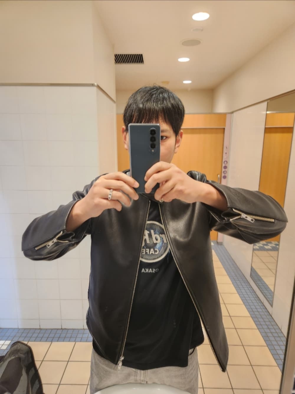 「SHIPS、ハードロックカフェ、GU、コンバース、初夏コーデ、ラムレザーシングルライダース、大阪Soundwave T-shirt、バレルレッグジーンズ、TREKWAVE CS HI、ロックテイスト？、先週届いた」｜「SHIPSのSHIPS: ラムレザー シングル ライダース ジャケット（ライダースジャケット、ブラック系）」を使った、akkunn_akkunnさん（メンズ・180cm）の春コーディネートの2枚目の写真