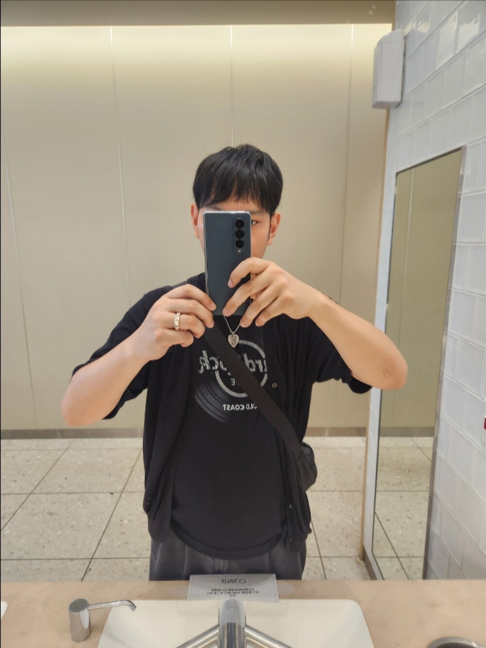 「アーバンリサーチドアーズ、ハードロックカフェ、GU、コンバース、夏コーデ、強撚5分袖カーディガン、Vinyl Logo T-shirt、デニムツータックバギースラックス、TREKWAVE CS HI、ロックテイスト？、厚底デビュー」｜「URBAN RESEARCH DOORSの【WEB限定】強撚5分袖カーディガン（カーディガン/ボレロ、ブラック系）」を使った、akkunn_akkunnさん（メンズ・180cm）の夏コーディネートの2枚目の写真