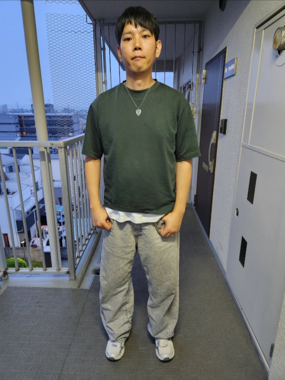 「ユニクロ、GU、アシックス、夏コーデ、エアリズムコットンオーバーサイズTシャツ(５分袖)、エアリズムコットンノースリーブTシャツ、バレルレッグジーンズ、ゲルカヤノ14、ピック型ネックレス、ウォレットチェーン、裾からチョイ出し、レイヤード」｜「UNIQLOのアイテム（Tシャツ/カットソー、グリーン系）」を使った、akkunn_akkunnさん（メンズ・180cm）の春コーディネートの3枚目の写真