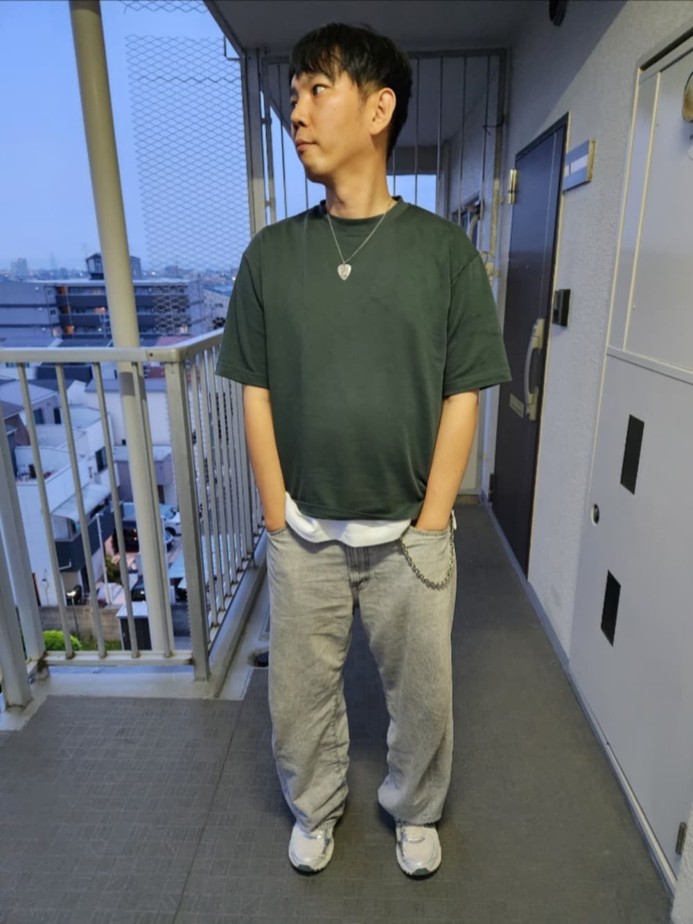 「ユニクロ、GU、アシックス、夏コーデ、エアリズムコットンオーバーサイズTシャツ(５分袖)、エアリズムコットンノースリーブTシャツ、バレルレッグジーンズ、ゲルカヤノ14、ピック型ネックレス、ウォレットチェーン、裾からチョイ出し、レイヤード」｜「UNIQLOのアイテム（Tシャツ/カットソー、グリーン系）」を使った、akkunn_akkunnさん（メンズ・180cm）の春コーディネートの2枚目の写真