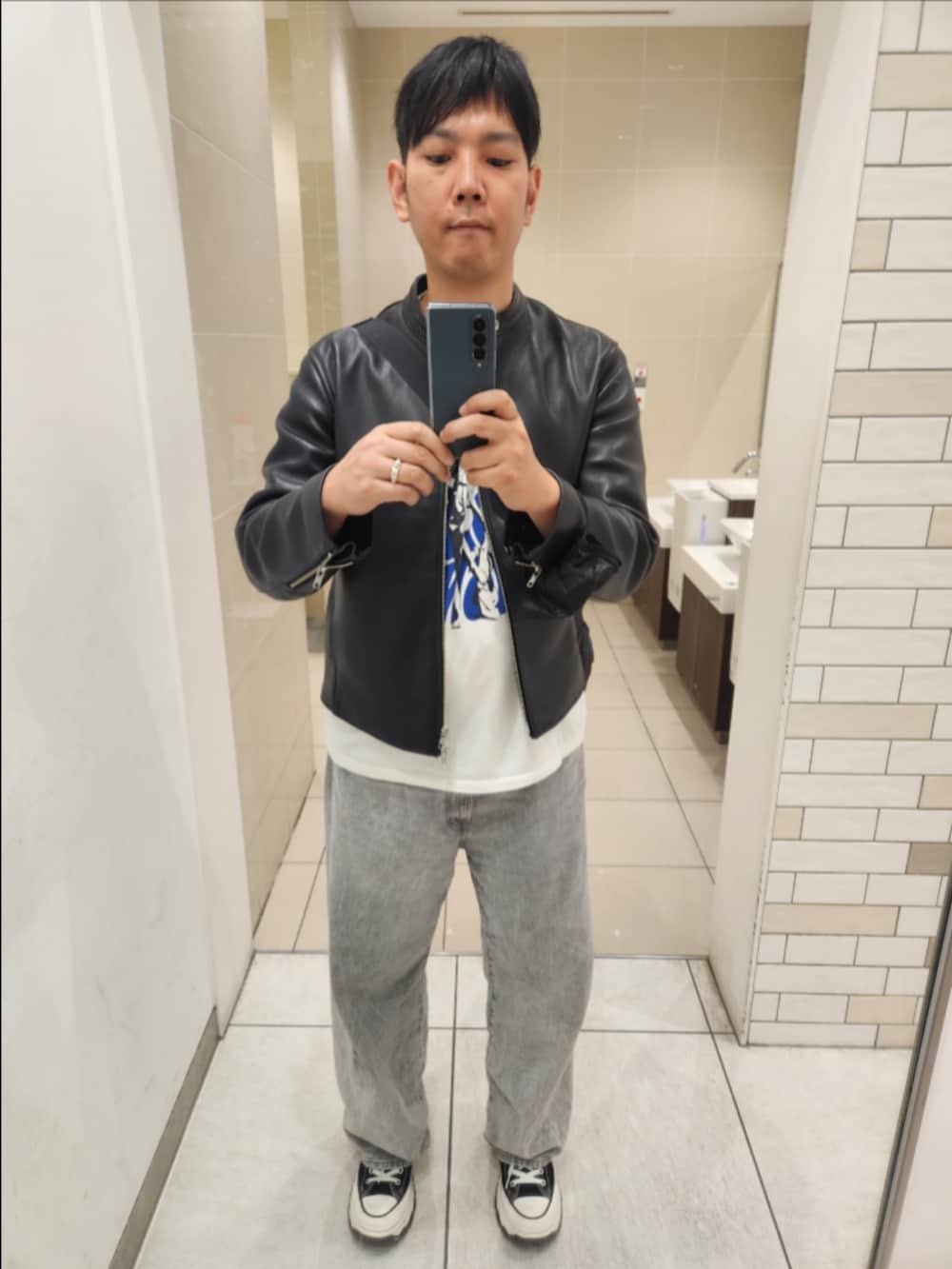 「SHIPS、ヒステリックグラマー、GU、コンバース、初秋コーデ、ラムレザーシングルライダース、STONES WOMAN Tシャツ、バレルレッグジーンズ、TREKWAVE CS HI、ロックテイスト、なんばパークス、稲井サン、ayk」｜「SHIPSのSHIPS: ラムレザー シングル ライダース ジャケット（ライダースジャケット、ブラック系）」を使った、akkunn_akkunnさん（メンズ・180cm）の秋コーディネートの2枚目の写真