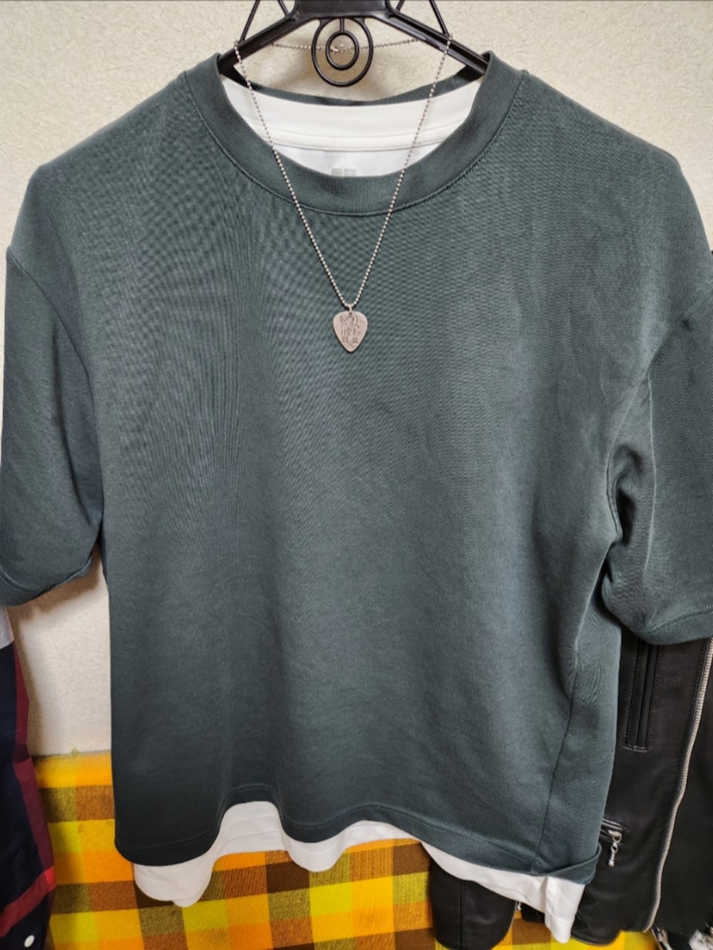 「ユニクロ、GU、アシックス、夏コーデ、エアリズムコットンオーバーサイズTシャツ(５分袖)、エアリズムコットンノースリーブTシャツ、バレルレッグジーンズ、ゲルカヤノ14、ピック型ネックレス、ウォレットチェーン、裾からチョイ出し、レイヤード」｜「UNIQLOのアイテム（Tシャツ/カットソー、グリーン系）」を使った、akkunn_akkunnさん（メンズ・180cm）の春コーディネートの4枚目の写真