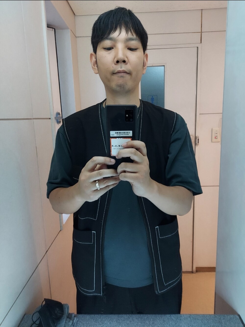 「ZARA、ユニクロ、コンバース、LIDNM、夏コーデ、コントラストトップステッチベスト、エアリズムコットンオーバーサイズTシャツ(５分袖)、タックワイドパンツ、ALLSTAR J HI、COMBI CHAIN NECKLACE、ベスト」｜「ZARAのアイテム（ベスト、ブラック系）」を使った、akkunn_akkunnさん（メンズ・180cm）の夏コーディネートの3枚目の写真