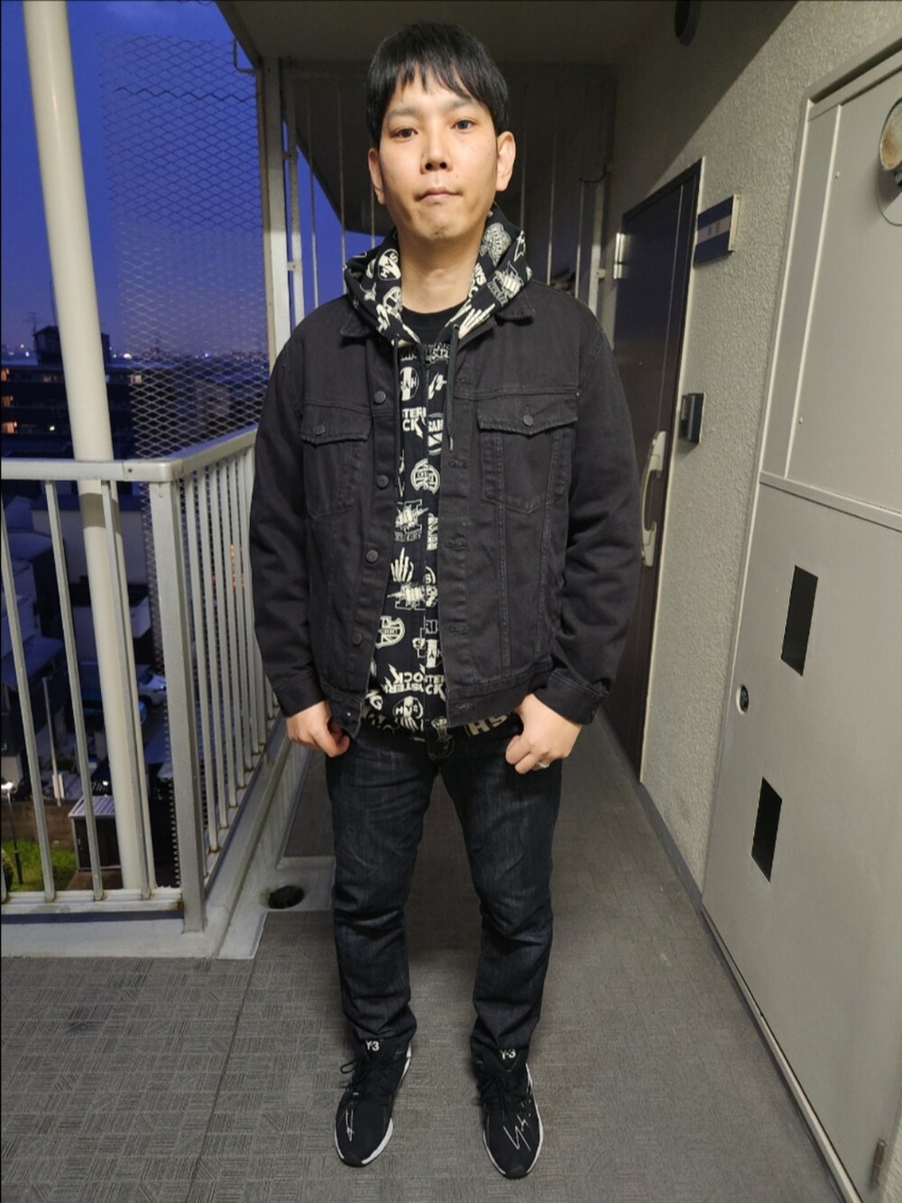 「H&M、ヒステリックグラマー、リーバイス、Y-3、春コーデ、Gジャン、REBEL ROCK柄パーカー、FYW S-97、デニムonデニム」｜「H&Mのアイテム（デニムジャケット、ブラック系）」を使った、akkunn_akkunnさん（メンズ・180cm）の春コーディネートの3枚目の写真