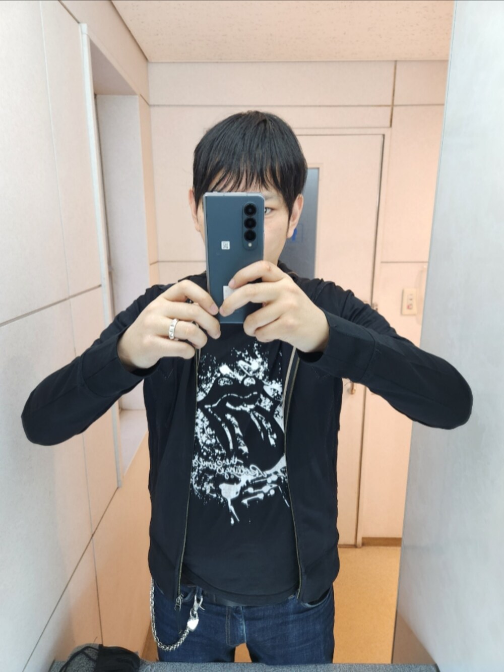 「マリテフランソワジルボー、ローリングストーンズ、リーバイスMade&Crafted、コンバース、初夏コーデ、星形パーカー、Tシャツ、古着、511MADE IN JAPAN、CT70、ウォレットチェーン、そろそろ終わり」｜「MARITHE + FRANCOIS GIRBAUDのアイテム（パーカー、ブラック系）」を使った、akkunn_akkunnさん（メンズ・180cm）の春コーディネートの2枚目の写真