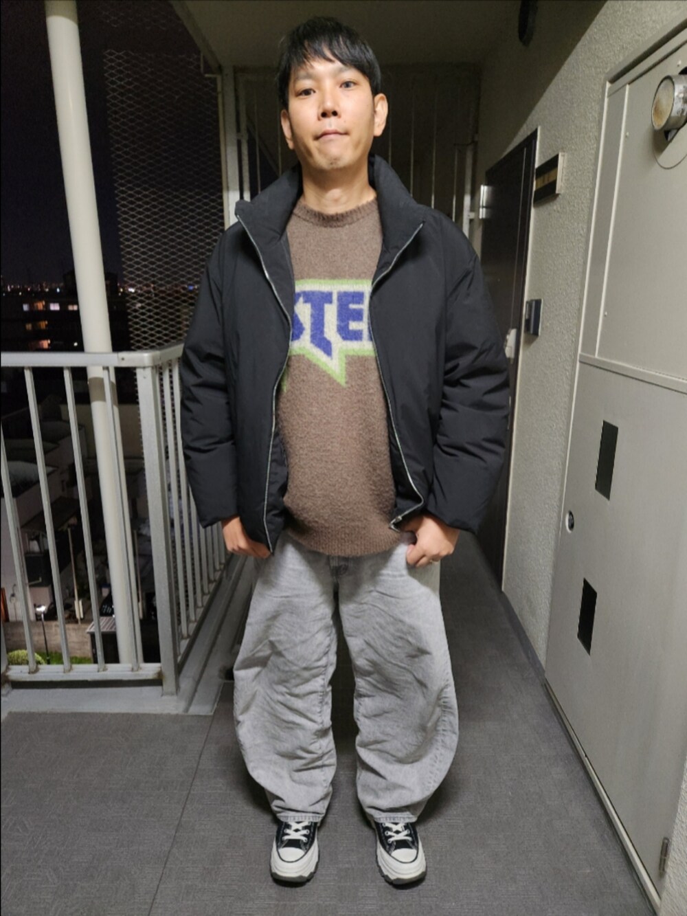 「WYM、ヒステリックグラマー、GU、コンバース、冬コーデ、HEAT FIBER PADDED JACKET、MAIDEN LOGOジャガードセーター、バレルレッグジーンズ、TREKWAVE CS HI、ブラウン、新鮮」｜「WYM LIDNMのMETAL ZIP MINIMAL HEAT FIBER DOWN（ダウンジャケット/コート、ブラック系）」を使った、akkunn_akkunnさん（メンズ・180cm）の冬コーディネートの3枚目の写真