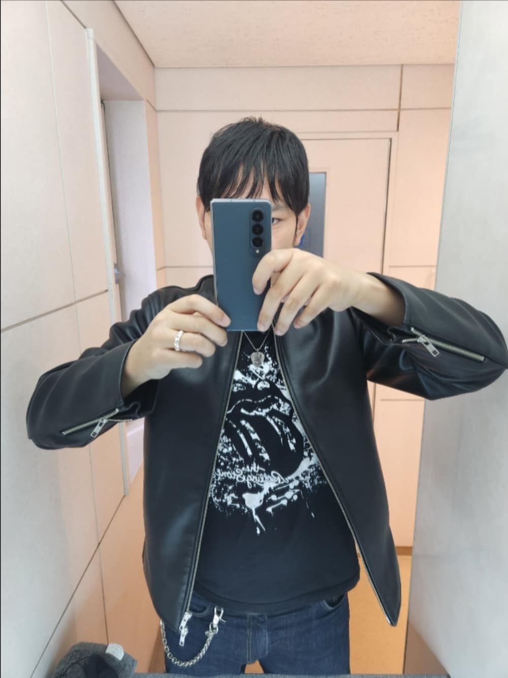 「SHIPS、ローリングストーンズ、リーバイスMade&Crafted、コンバース、初秋コーデ、シングルライダース、古着、511MADE IN JAPAN、CT70、ピック型ネックレス、ウォレットチェーン、ロックテイスト」｜「SHIPSのSHIPS: ラムレザー シングル ライダース ジャケット（ライダースジャケット、ブラック系）」を使った、akkunn_akkunnさん（メンズ・180cm）の秋コーディネートの2枚目の写真