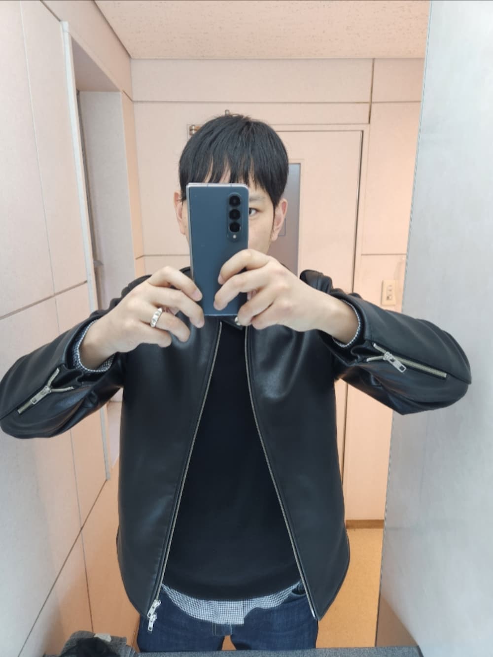 「SHIPS、ユニクロ、リーバイスMade&Crafted、コンバース、春コーデ、ラムレザーシングルライダース、カシミヤクルーネックセーター、ブロードチェックシャツ、511MADE IN JAPAN、CT70、ライダース×シャツ×ニット、キレイめ」｜「SHIPSのSHIPS: ラムレザー シングル ライダース ジャケット（ライダースジャケット、ブラック系）」を使った、akkunn_akkunnさん（メンズ・180cm）の春コーディネートの2枚目の写真