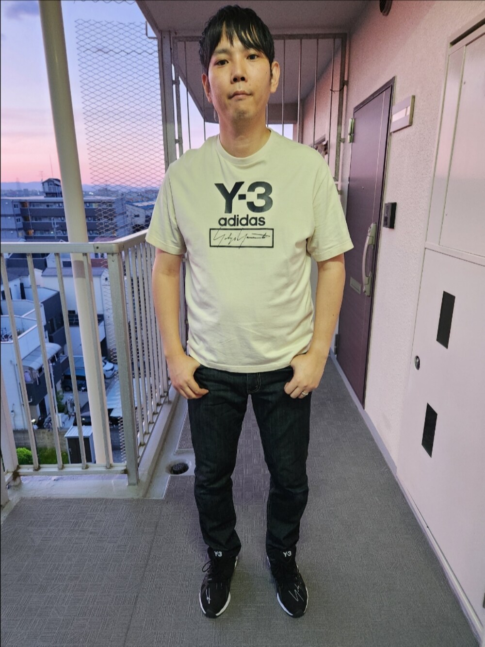 「Y-3、リーバイス、夏コーデ、初夏コーデ、M Stacked logo ss tee、511リジット、FYW S-97、エクリュ、下はデニム」｜「Y-3のM STACKED LOGO SS TEE（Tシャツ/カットソー、ホワイト系）」を使った、akkunn_akkunnさん（メンズ・180cm）の春コーディネートの3枚目の写真