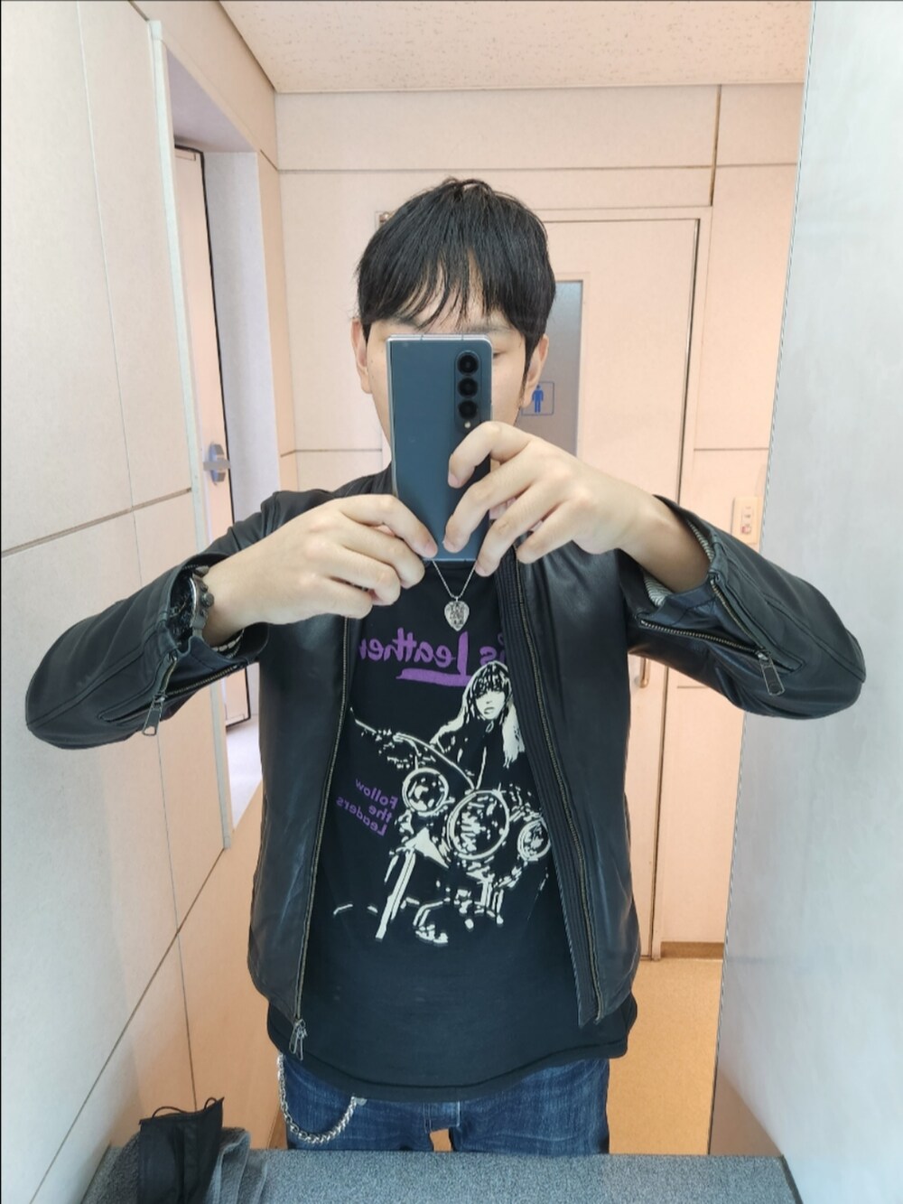 「SHIPS JET BLUE、ヒステリックグラマー、リーバイスMade&Crafted、コンバース、ロックテイスト、CT70、秋服まるっと大公開、秋コーデ、シングルライダース」｜「SHIPS JET BLUEのアイテム（ライダースジャケット、ブラック系）」を使った、akkunn_akkunnさん（メンズ・180cm）の秋コーディネートの2枚目の写真