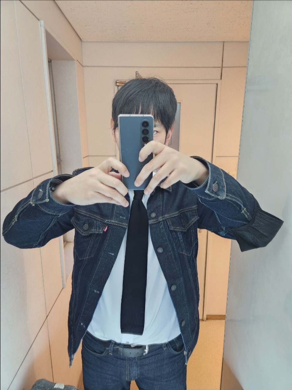 「リーバイス、シャツハウス、お父さんのお下がり、ディーゼル、リーバイスMade&Crafted、GU、春コーデ、Gジャン、ネクタイ、古着、デニムonデニム、タックイン、タイドアップ」｜「Levi'sのアイテム（デニムジャケット、ブルー系）」を使った、akkunn_akkunnさん（メンズ・180cm）の冬コーディネートの2枚目の写真