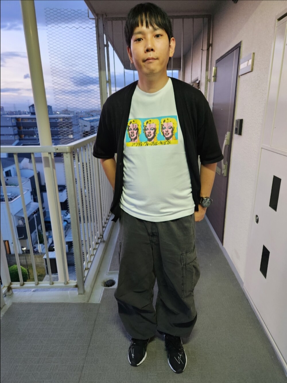 「アーバンリサーチドアーズ、ユニクロ、GU、Y-3、デニムスーパーワイドカーゴパンツ、みんなの白Tフェス、夏コーデ」｜「URBAN RESEARCH DOORSの【WEB限定】強撚5分袖カーディガン（カーディガン/ボレロ、ブラック系）」を使った、akkunn_akkunnさん（メンズ・180cm）の夏コーディネートの3枚目の写真
