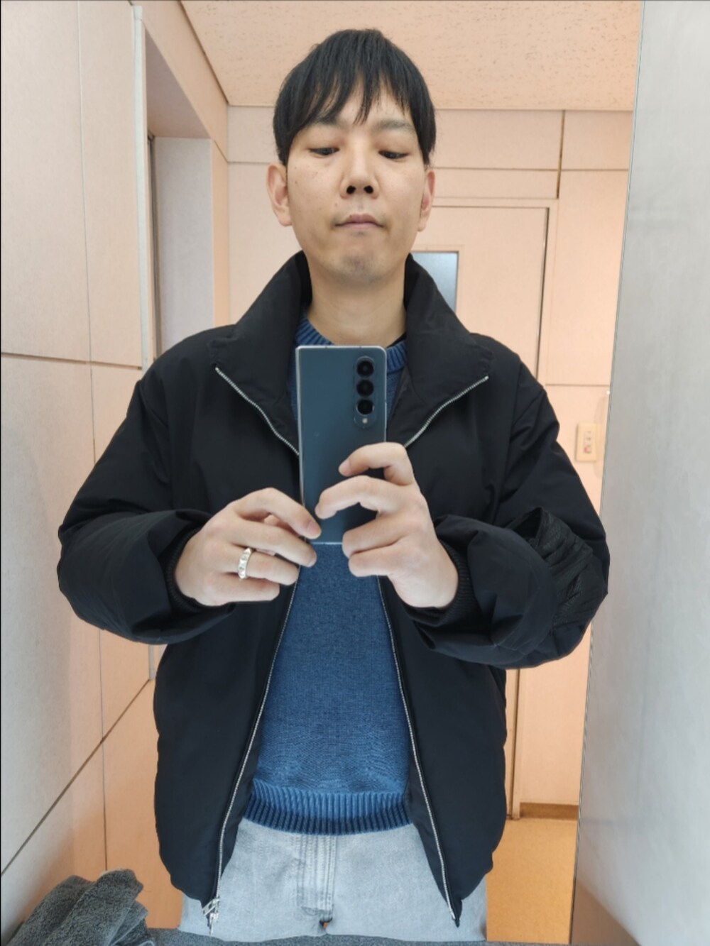 「WYM、GU、コンバース、冬コーデ、HEAT FIBER PADDED JACKET、ガーメントダイニットプルオーバー、バレルレッグジーンズ、TREKWAVE CS HI、真冬のあったかスタイル」｜「WYM LIDNMのMETAL ZIP MINIMAL HEAT FIBER DOWN（ダウンジャケット/コート、ブラック系）」を使った、akkunn_akkunnさん（メンズ・180cm）の冬コーディネートの3枚目の写真