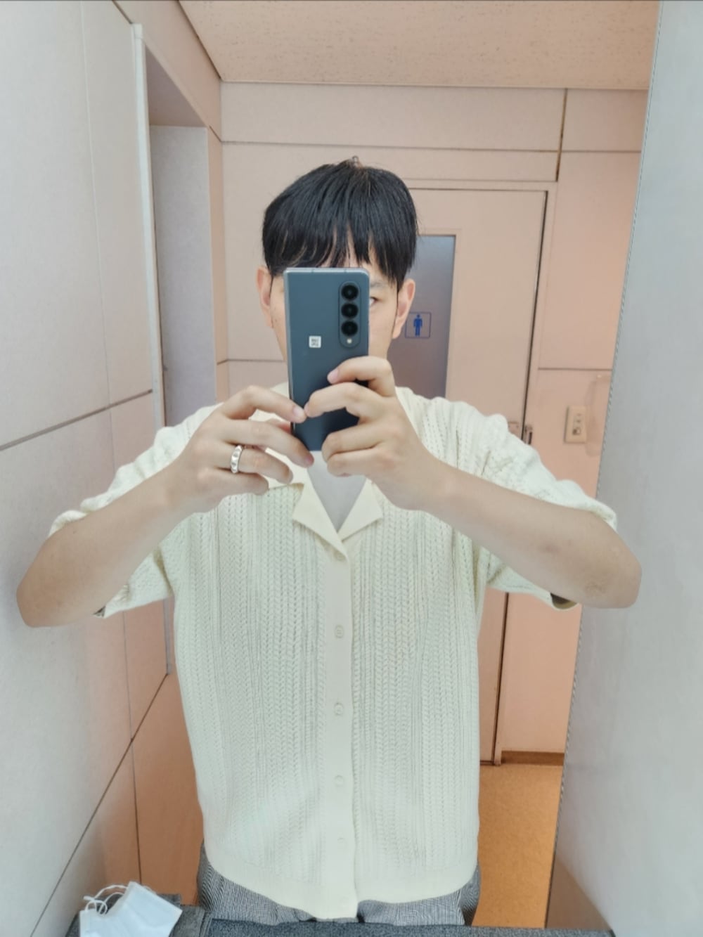 「nano・universe、ユニクロ、GU、夏コーデ、HOME STOCKケーブルニットシャツ、エアリズムコットンオーバーサイズTシャツ(５分袖)、ツータックバギースラックス、リアルレザースニーカー、新作」｜「NANO universeの「NJ/CLUB」HOMESTOCKケーブルニットシャツ（シャツ/ブラウス、ベージュ系）」を使った、akkunn_akkunnさん（メンズ・180cm）の春コーディネートの2枚目の写真