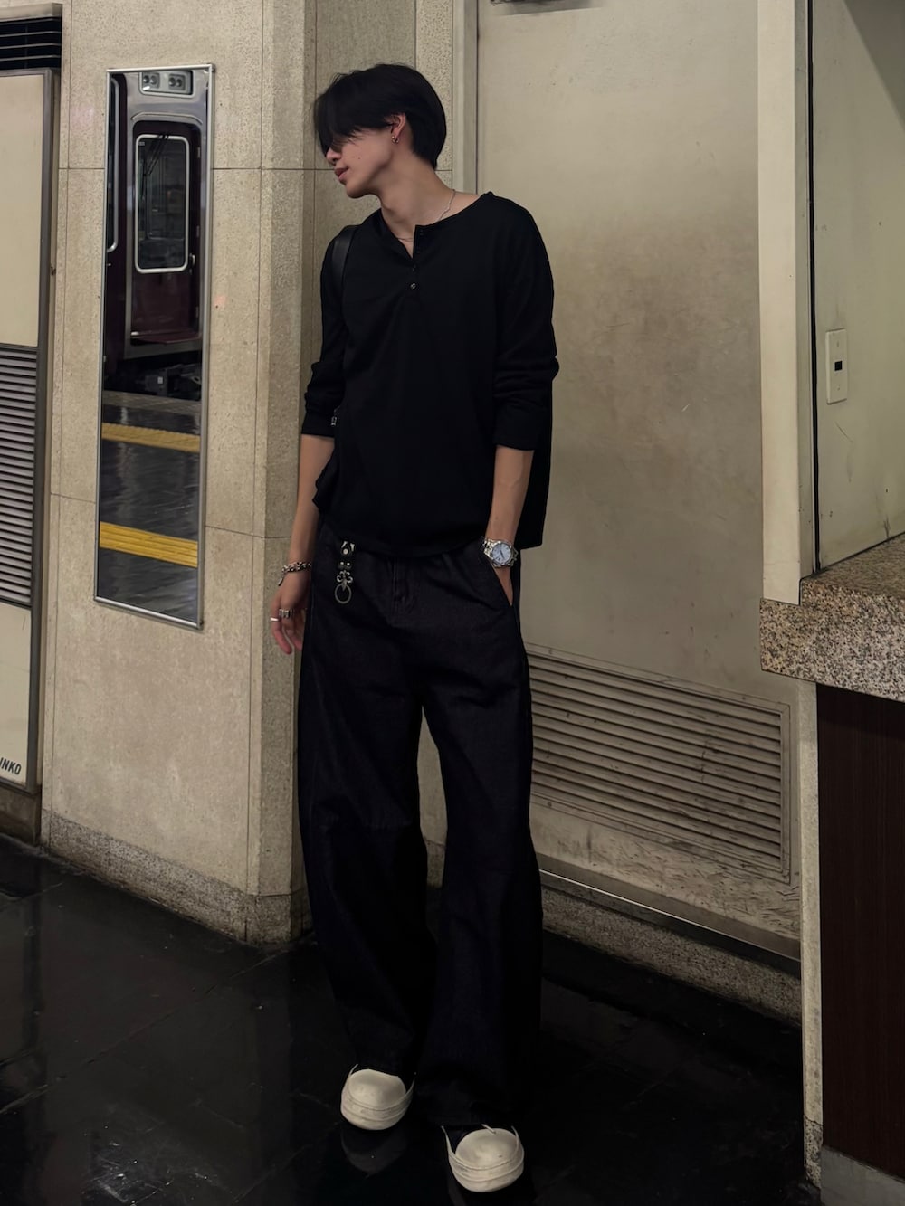 ブラック系のTシャツ/カットソー、ブラック系のデニムパンツ、ブラック系のスニーカーを着用したメンズの夏コーディネートの2枚目の写真