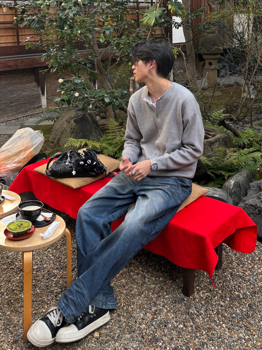 グレー系のカーディガン/ボレロ、ホワイト系のTシャツ/カットソー、ブルー系のデニムパンツを着用したメンズの春コーディネートの3枚目の写真