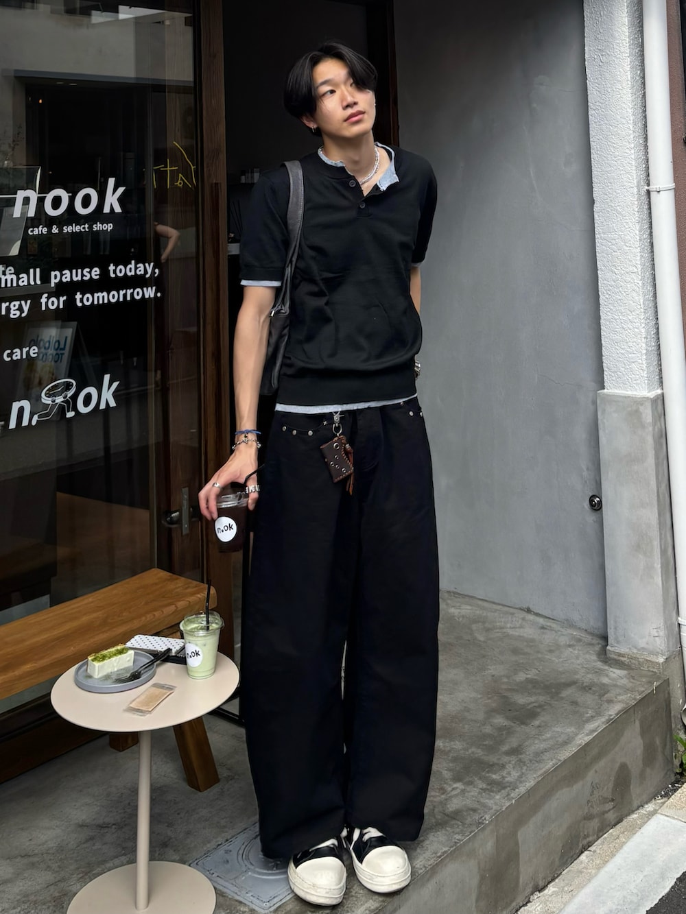 ブラック系のTシャツ/カットソー、ブラック系のデニムパンツ、ブラック系のスニーカーを着用したメンズの夏コーディネートの2枚目の写真