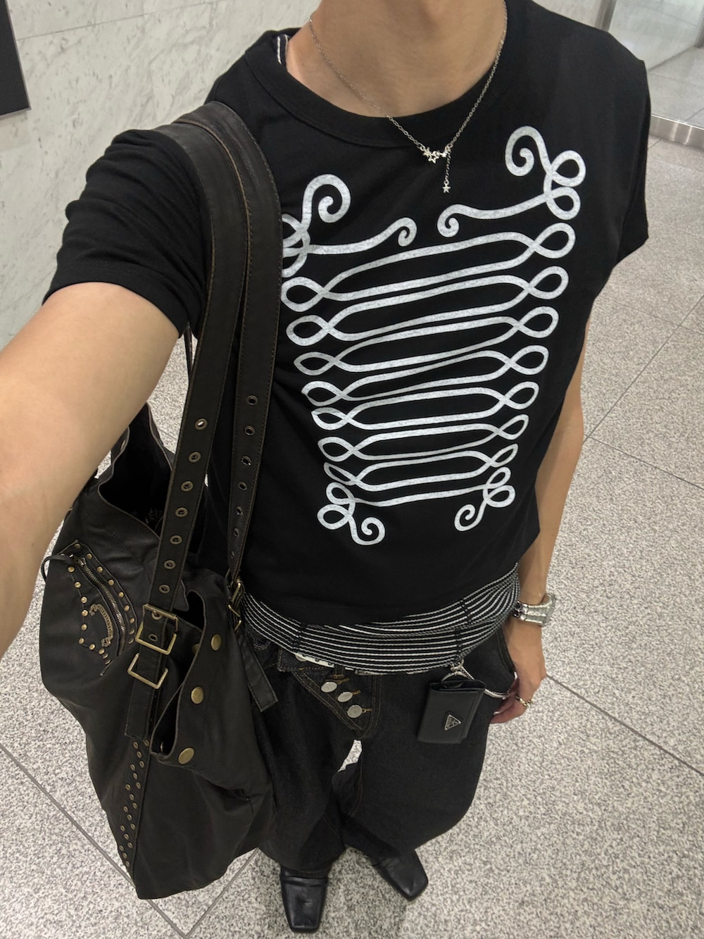 その他のTシャツ/カットソー、ブラック系のタンクトップ、ブラック系のローファーを着用したメンズの夏コーディネートの5枚目の写真