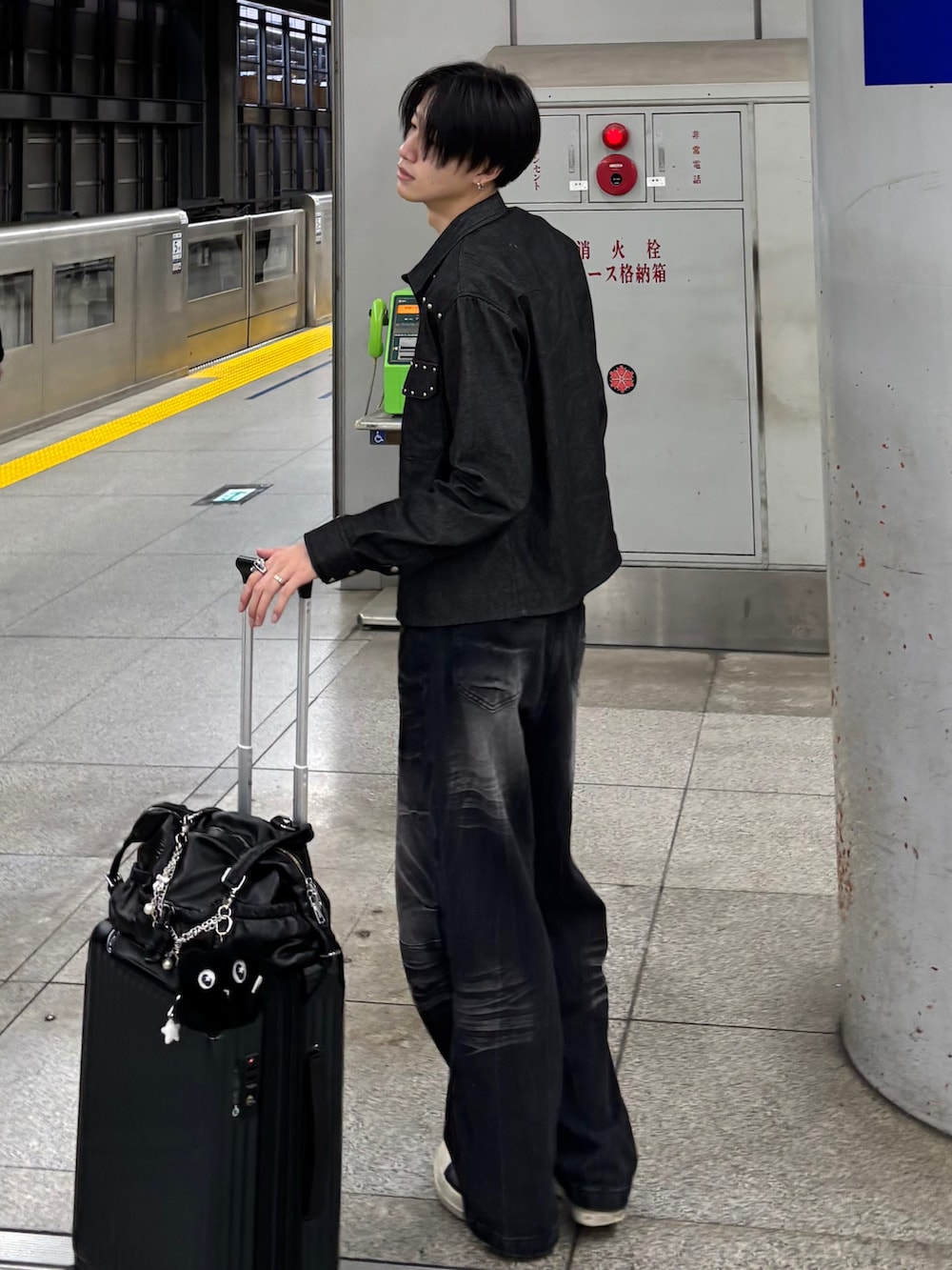 ブラック系のシャツ/ブラウス、その他のTシャツ/カットソー、ブラック系のデニムパンツを着用したメンズの春コーディネートの3枚目の写真