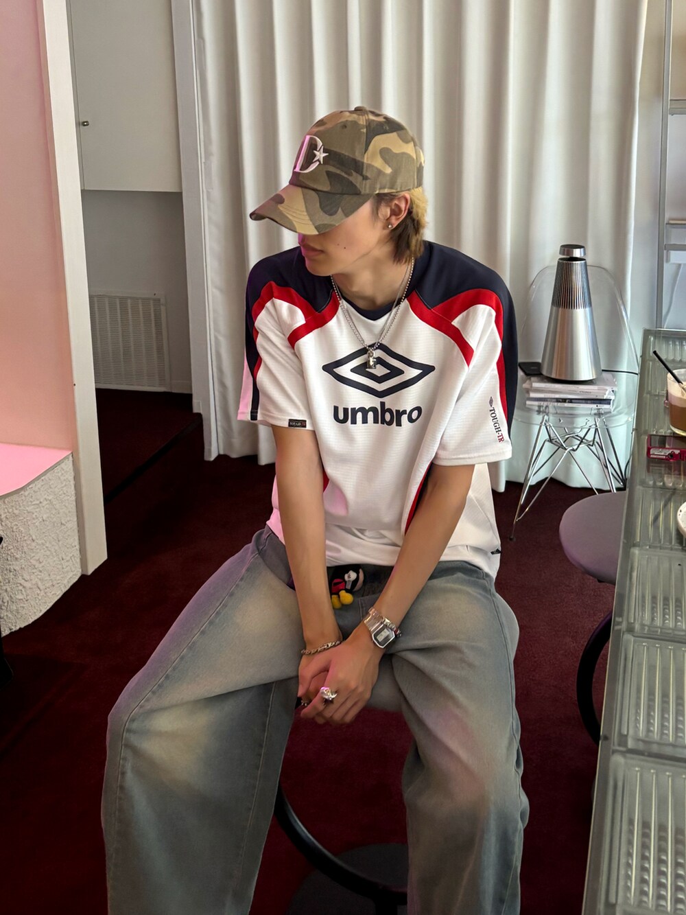 ホワイト系のTシャツ/カットソー、ブルー系のデニムパンツ、ブラック系のサンダルを着用したメンズの春コーディネートの3枚目の写真