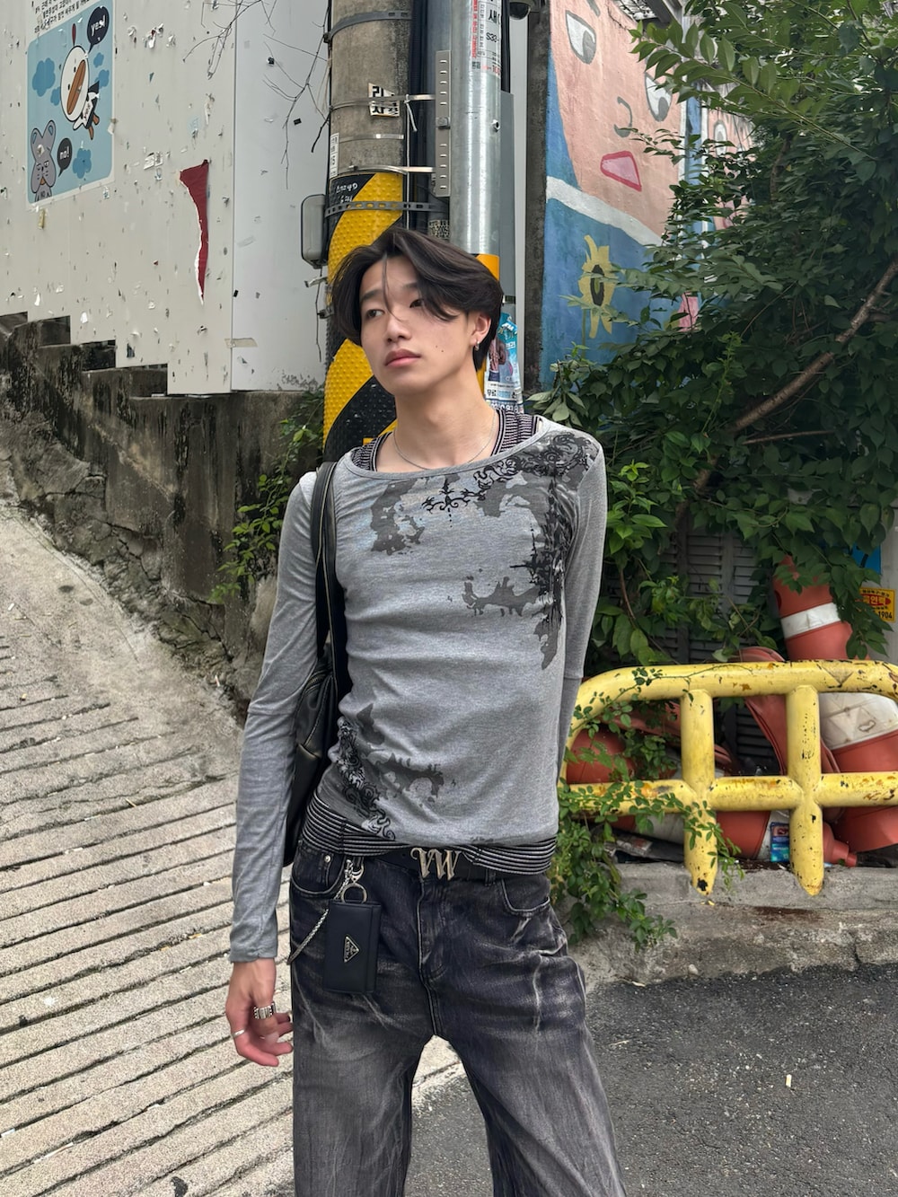 グレー系のTシャツ/カットソー、ブラック系のボストンバッグ、ブラック系のスニーカーを着用したメンズの夏コーディネートの3枚目の写真
