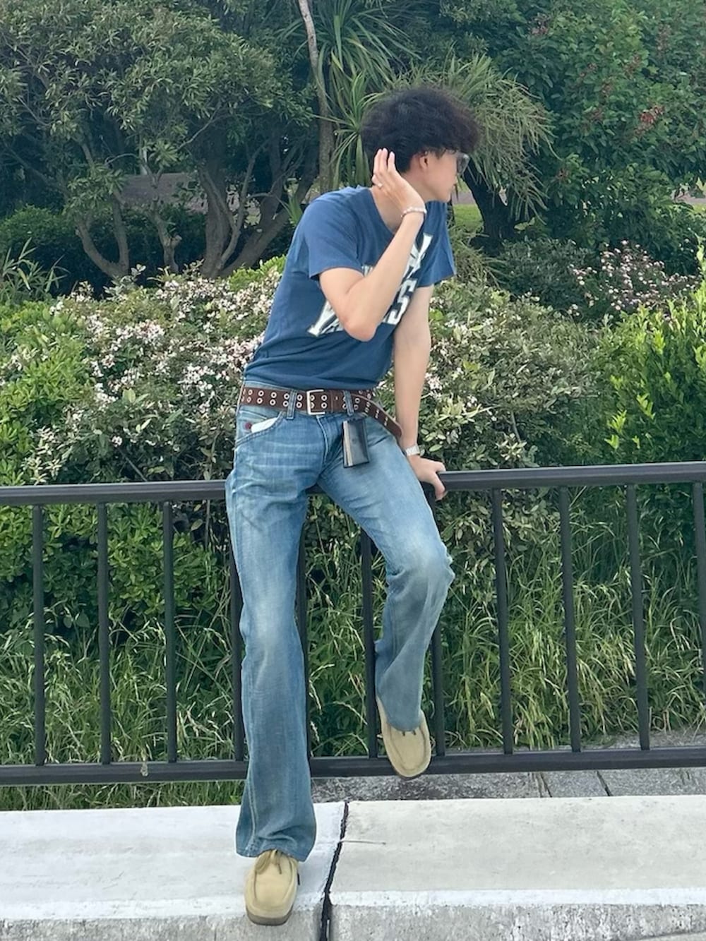 ブルー系のTシャツ/カットソー、ブルー系のデニムパンツ、ベージュ系のブーツを着用したメンズの夏コーディネートの2枚目の写真