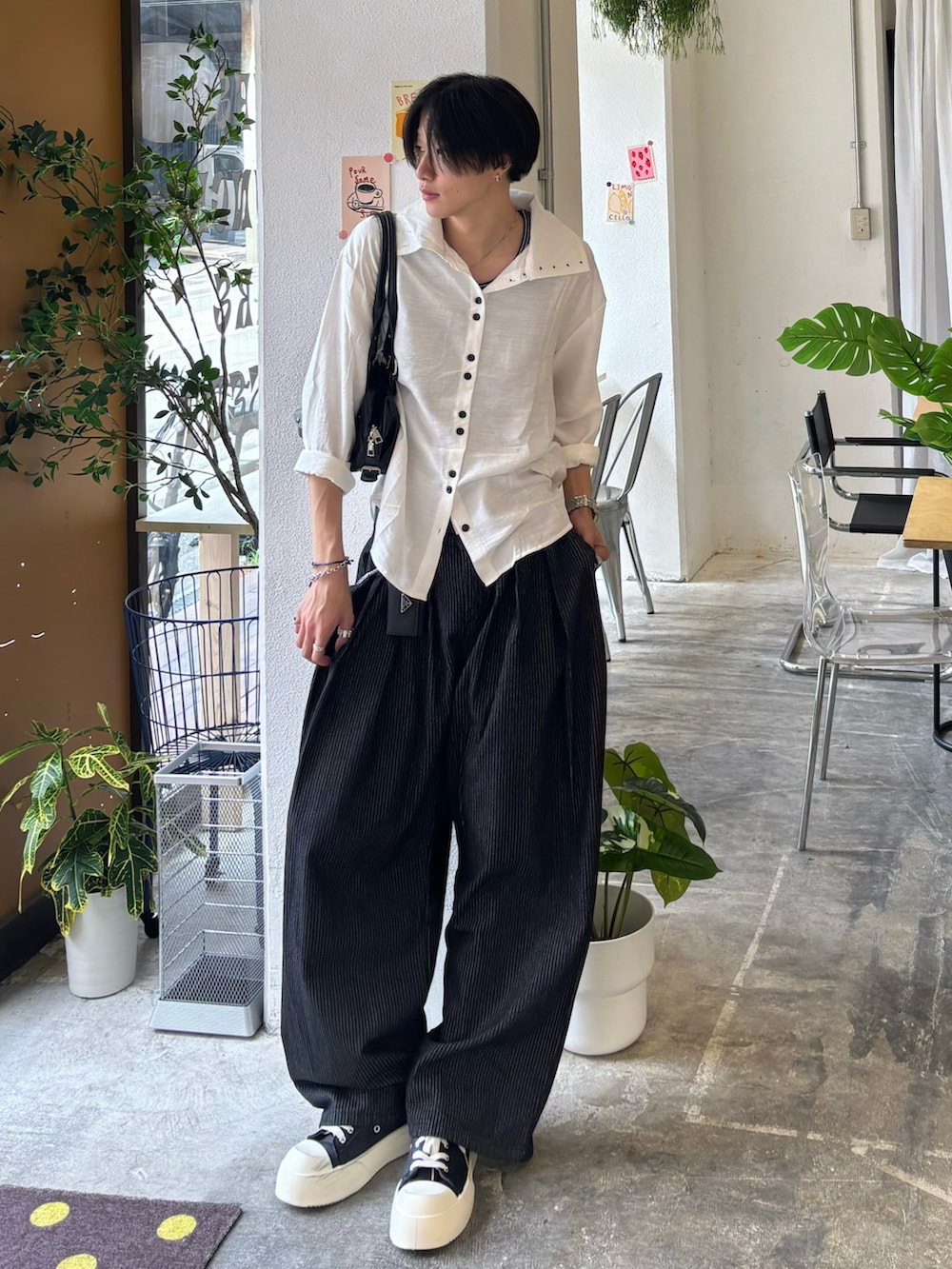ホワイト系のシャツ/ブラウス、ブラック系のタンクトップ、ブルー系のデニムパンツを着用したメンズの夏コーディネートの2枚目の写真