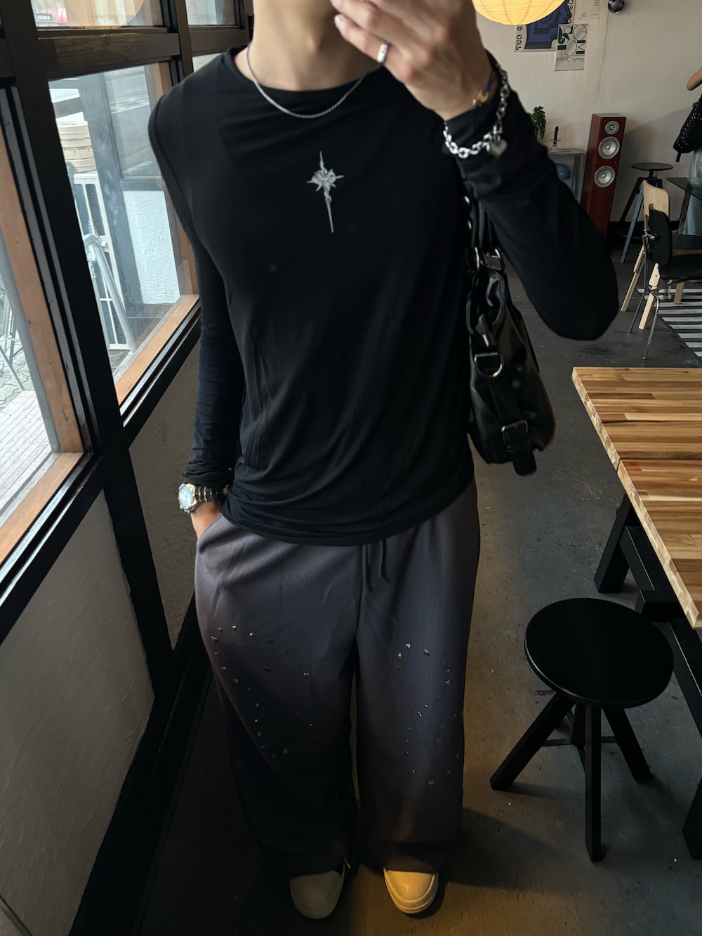 ブラック系のTシャツ/カットソー、グレー系のスウェットパンツ、ブラック系のスニーカーを着用したメンズの夏コーディネートの5枚目の写真